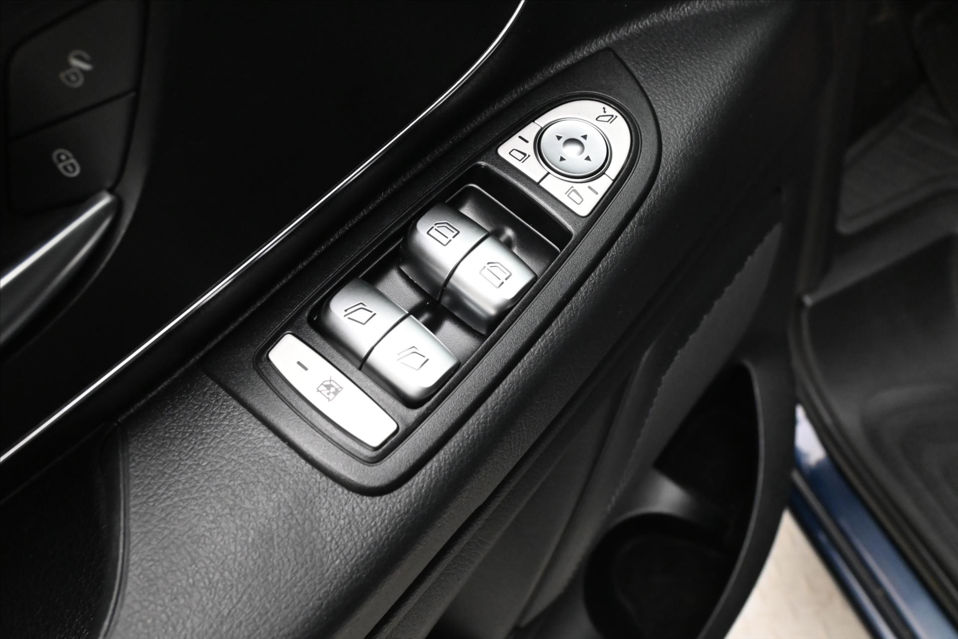 Hlavní fotografie vozu Mercedes-Benz Vito 2,1 116 CDi 120 kW AT7 8míst 4Matic Panorama Záruka až (22)