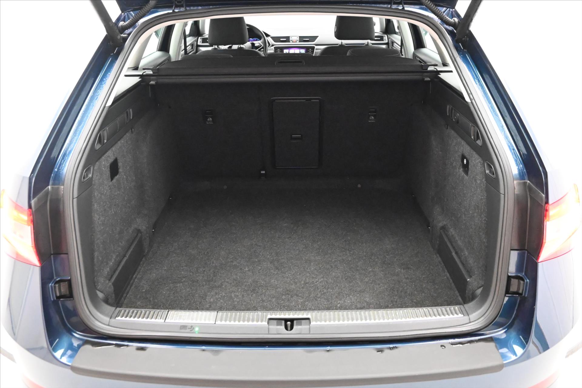 Main photo of the car Skoda Superb 2.0 TDi 110kW DSG Style Warranty up to 5 years (9)