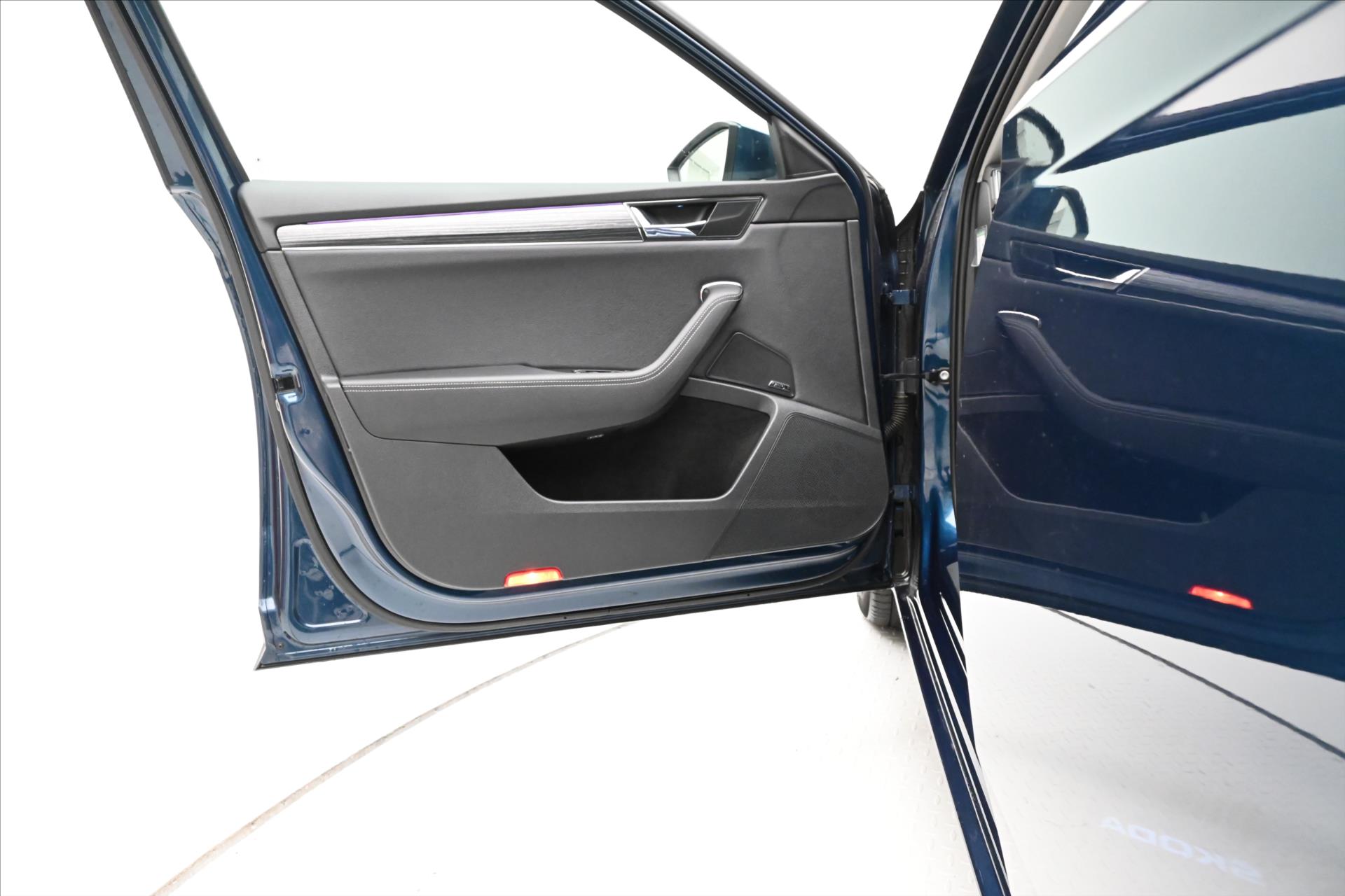 Main photo of the car Skoda Superb 2.0 TDi 110kW DSG Style Warranty up to 5 years (23)