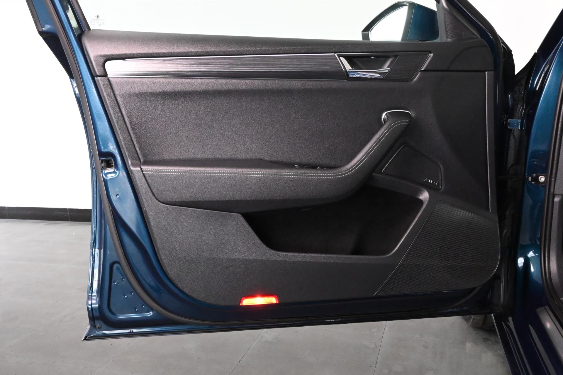 Hlavní fotografie vozu Škoda Superb 2,0 TDi 110kW DSG Style Záruka až 5 let (27)