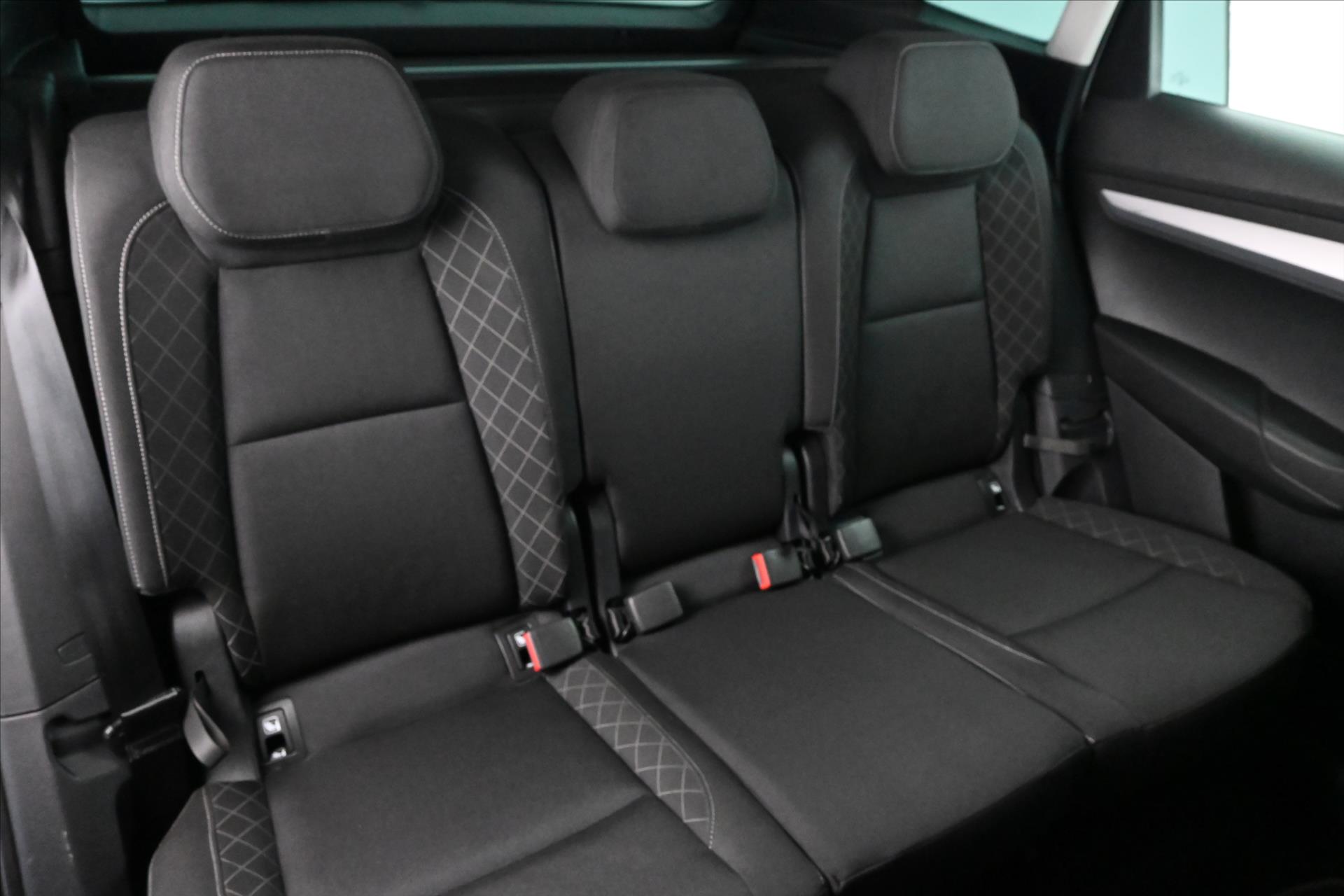 Hlavní fotografie vozu Škoda Karoq 1,5 TSi 110kW *Ambition* Záruka až 5 let (29)