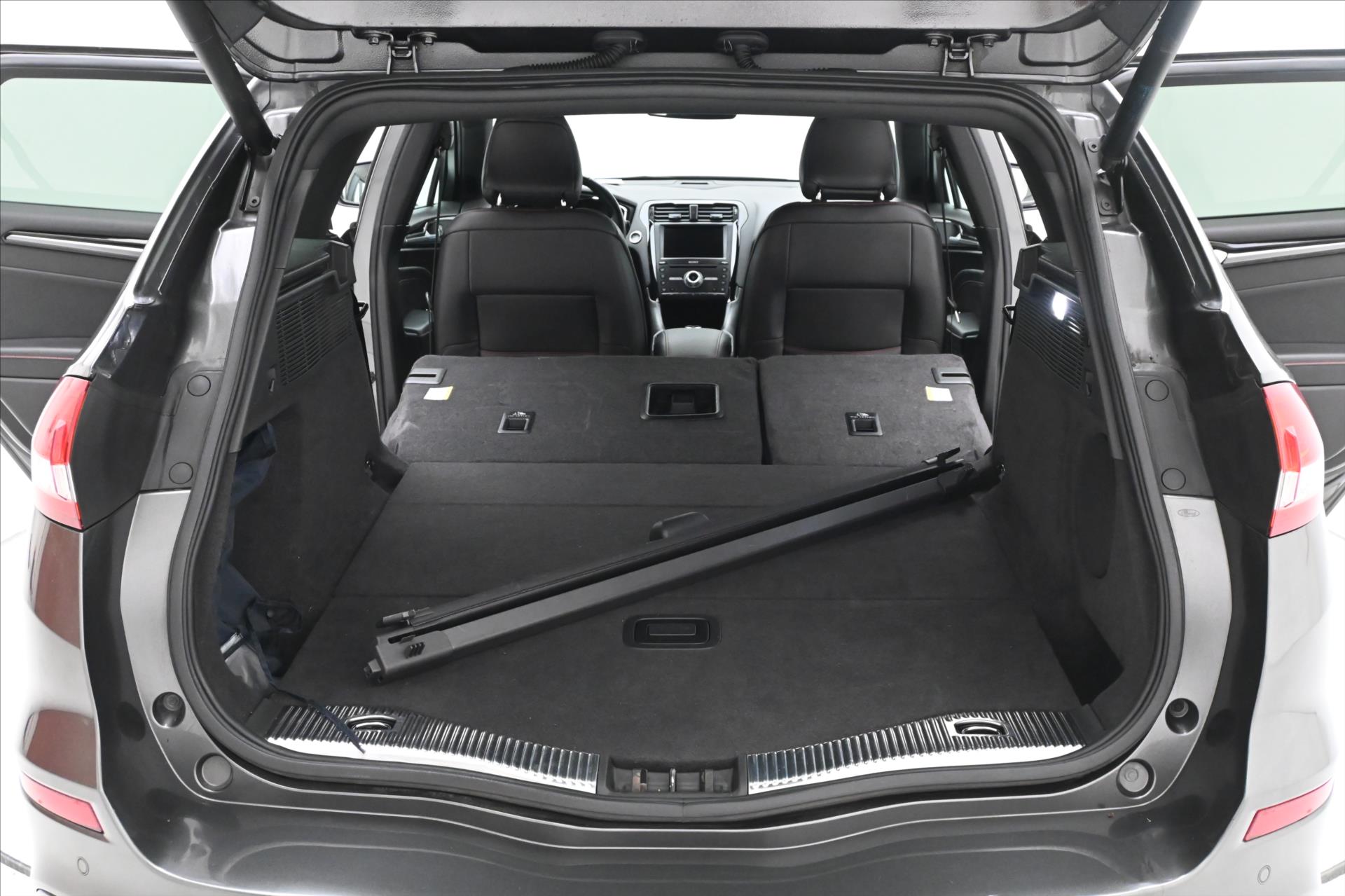 Hlavní fotografie vozu Ford Mondeo 2,0 EcoBlue 140 kW AT8 ST-Line Záruka až 5 let (12)