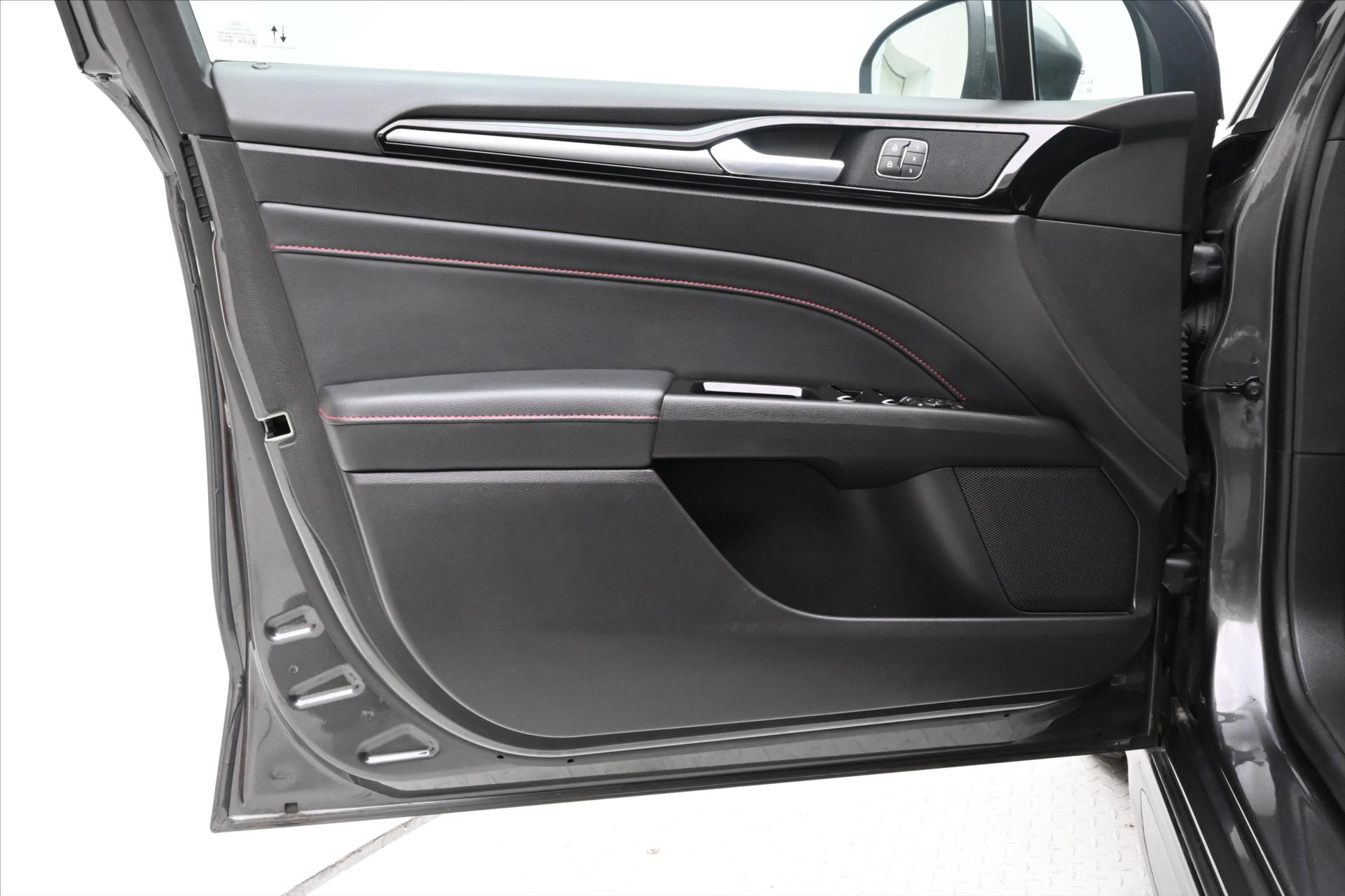 Hlavní fotografie vozu Ford Mondeo 2,0 EcoBlue 140 kW AT8 ST-Line Záruka až 5 let (24)