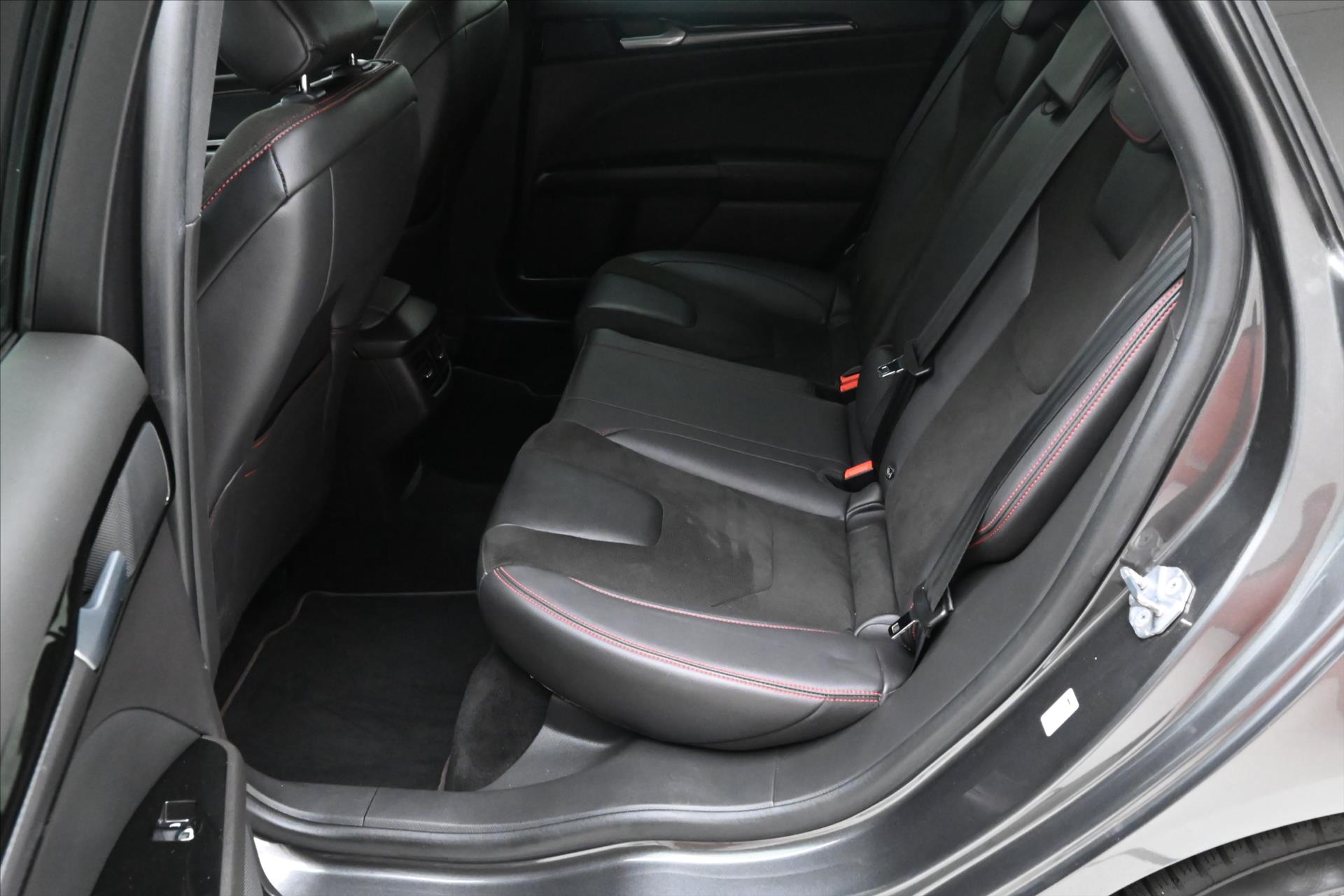 Hlavní fotografie vozu Ford Mondeo 2,0 TDCi 140kW AT8 *ST-Line* Záruka až 5 let (14)