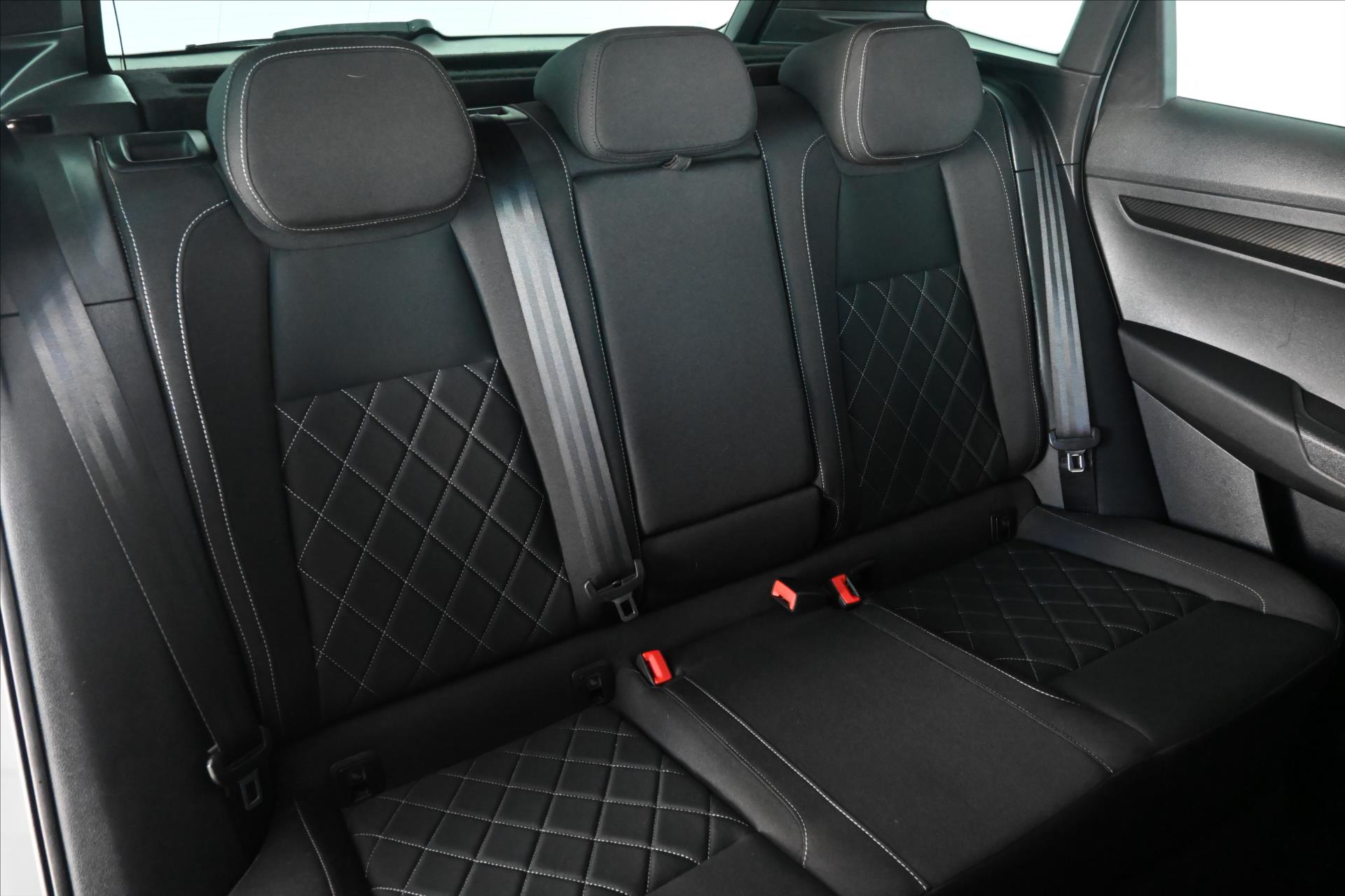 Main photo of the car Skoda Karoq 1.5 TSI 110 kW Sportline Business Warranty up to 5 years (30)