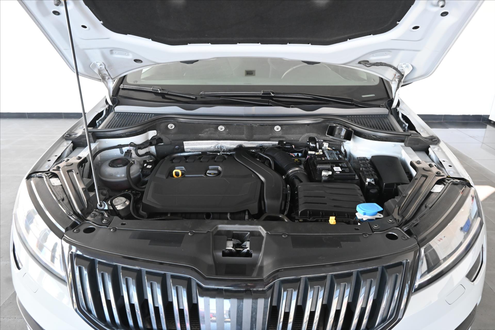 Main photo of the car Skoda Karoq 1.5 TSI 110 kW Sportline Business Warranty up to 5 years (6)