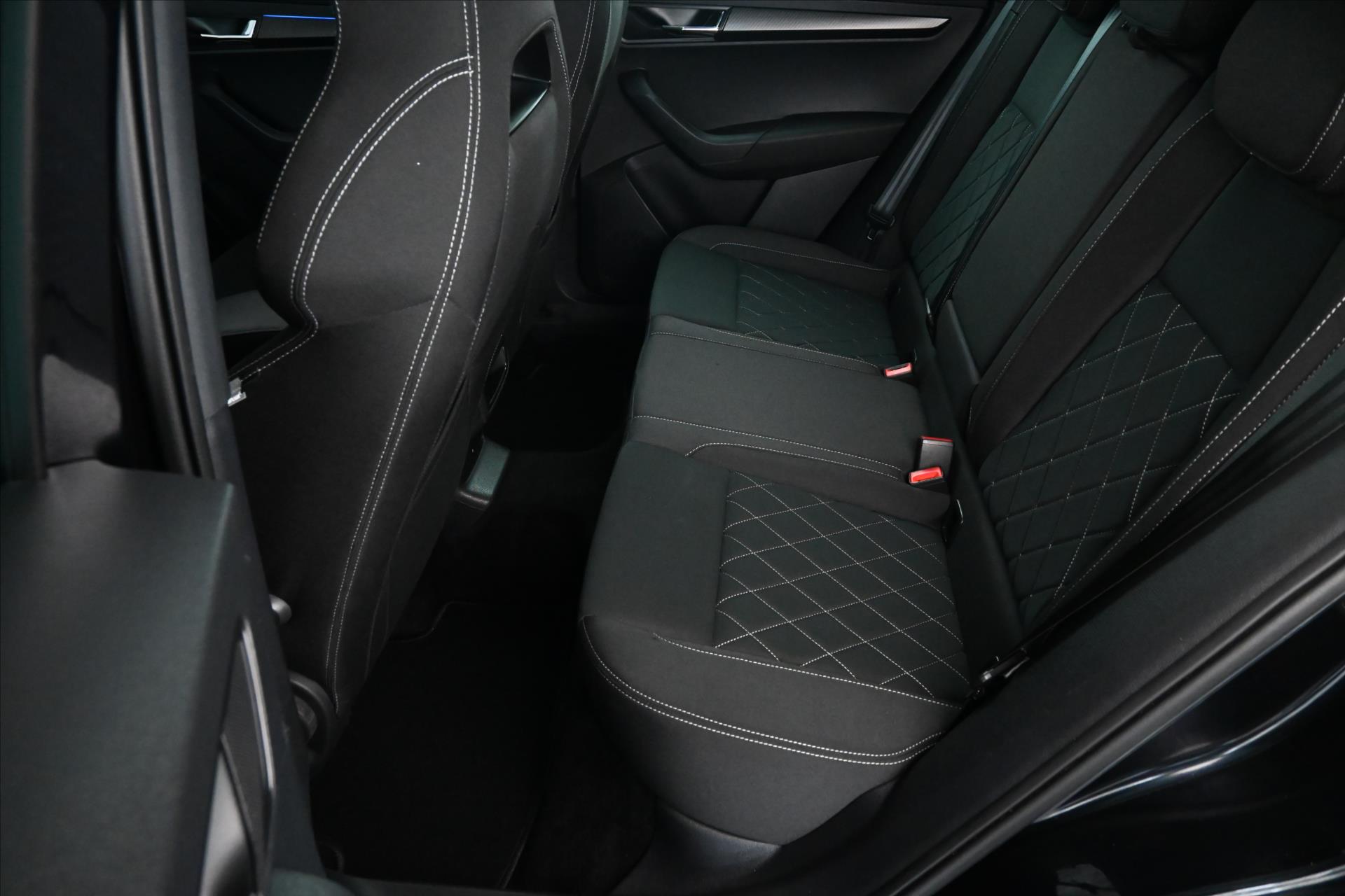 Hlavní fotografie vozu Škoda Karoq 1,5 TSI 110 kW *SPORT-LINE* Záruka až 5 let (10)