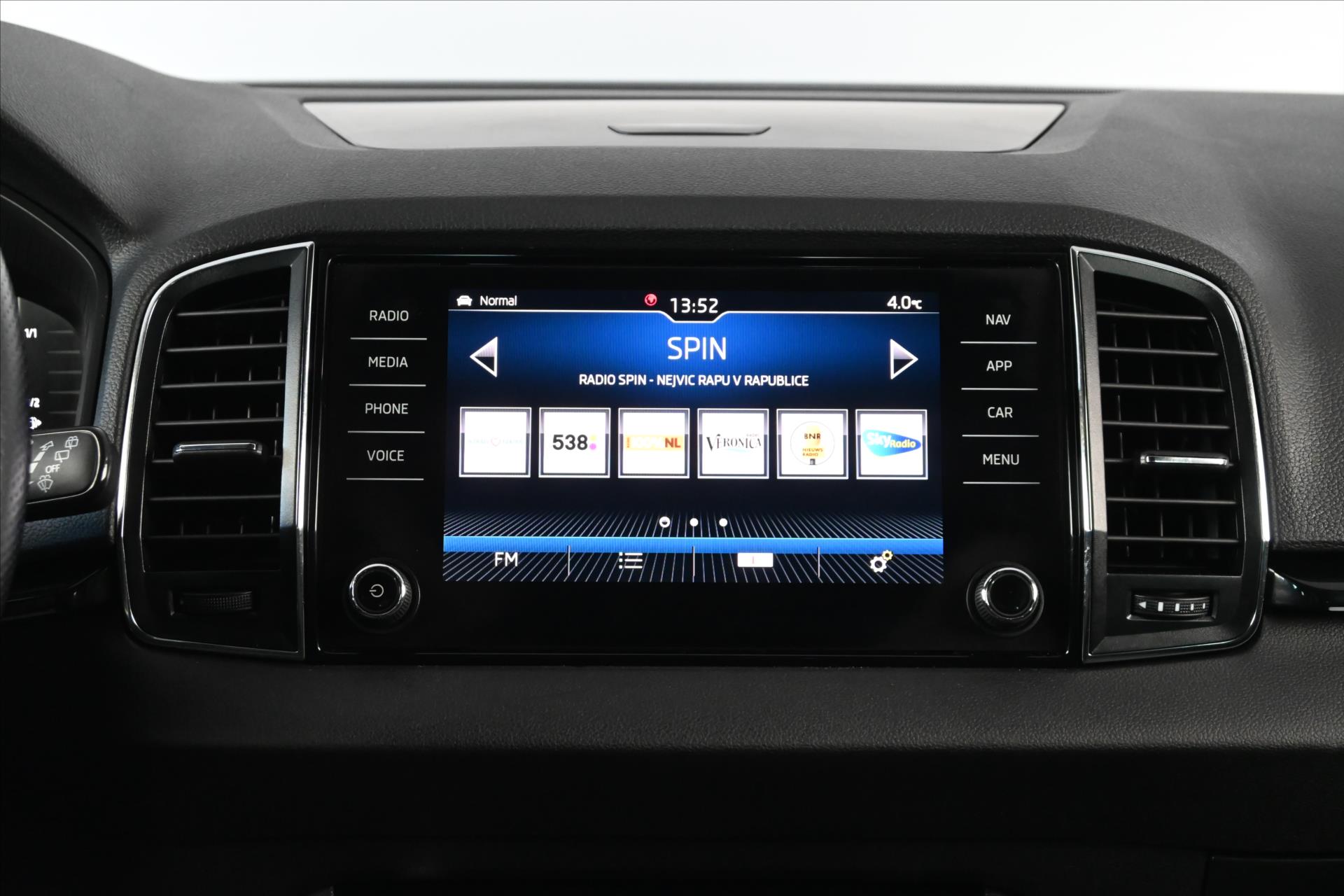 Hlavní fotografie vozu Škoda Karoq 1,5 TSI 110 kW *SPORT-LINE* Záruka až 5 let (19)