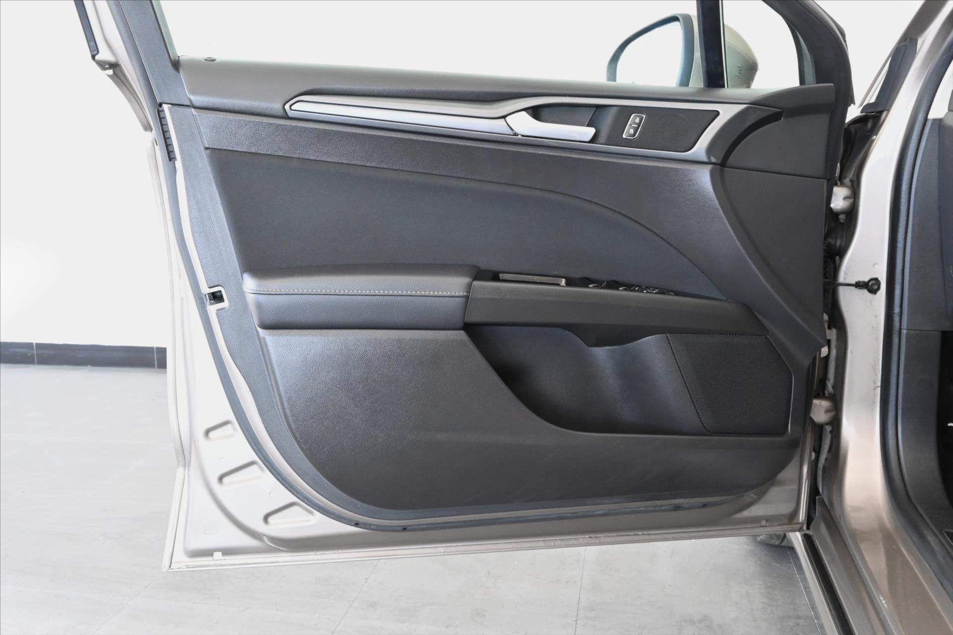 Hlavní fotografie vozu Ford Mondeo 2,0 EcoBlue 110 kW AT8 Záruka až 5 let (26)