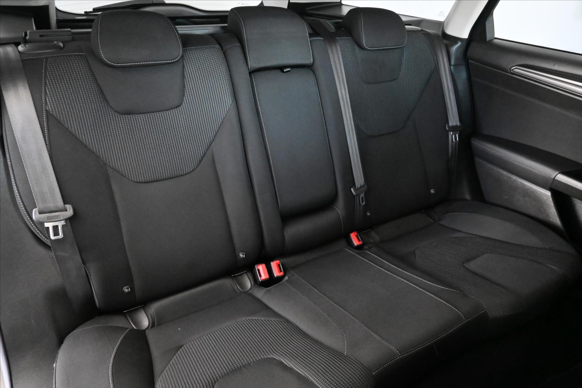 Hlavní fotografie vozu Ford Mondeo 2,0 EcoBlue 110 kW AT8 Záruka až 5 let (29)