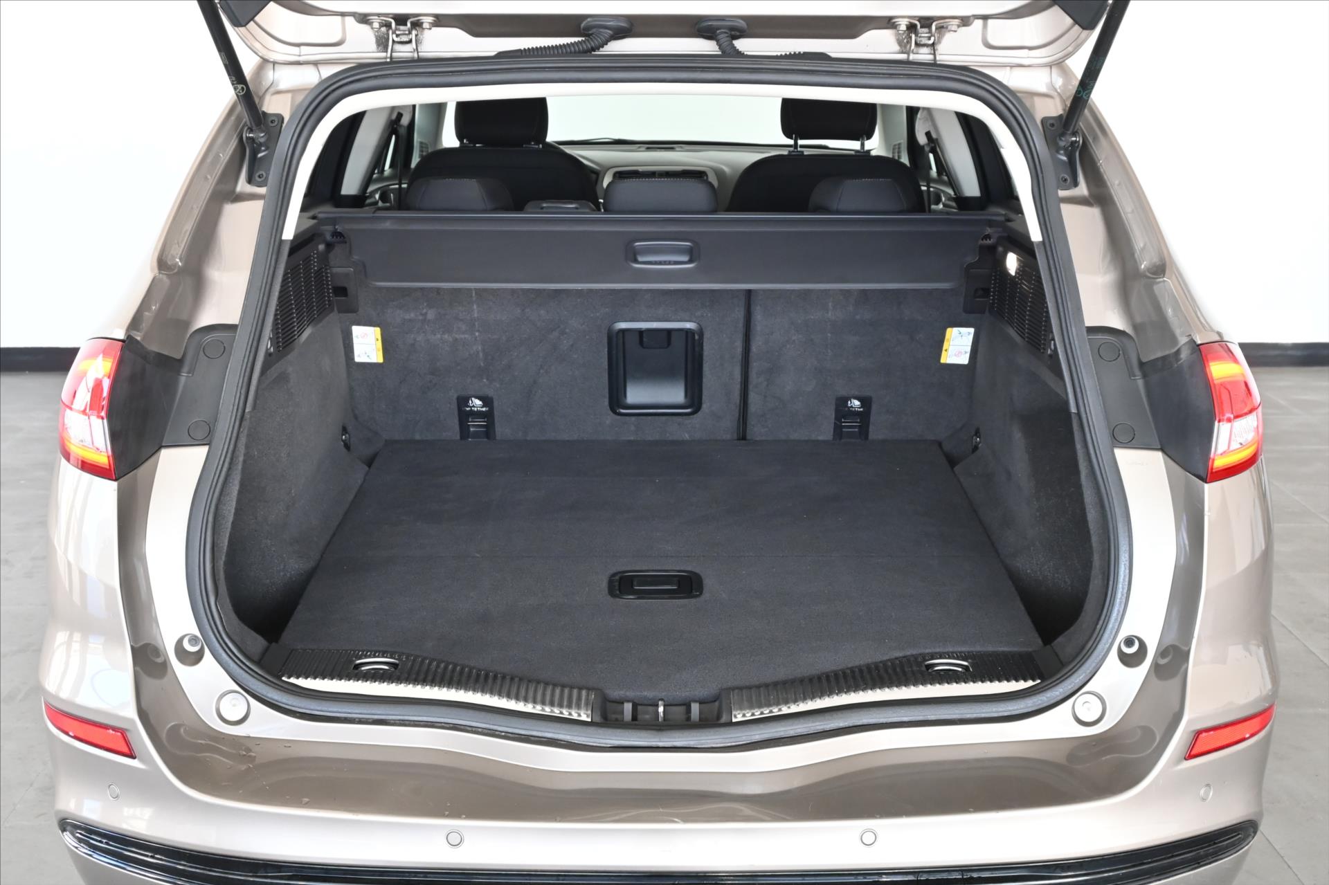 Hlavní fotografie vozu Ford Mondeo 2,0 EcoBlue 110 kW AT8 Záruka až 5 let (6)