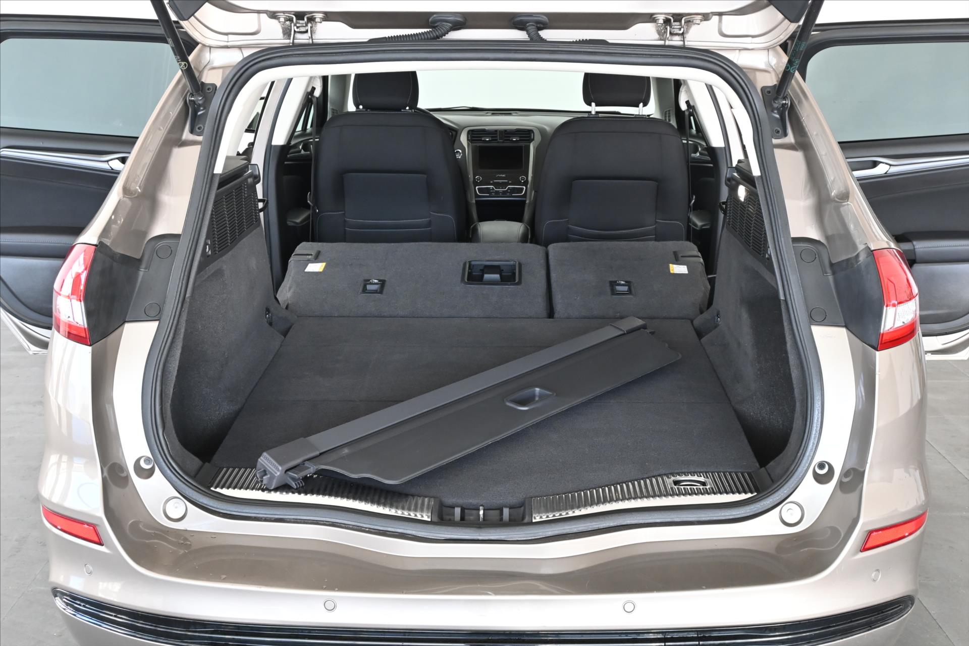 Hlavní fotografie vozu Ford Mondeo 2,0 EcoBlue 110 kW AT8 Záruka až 5 let (7)