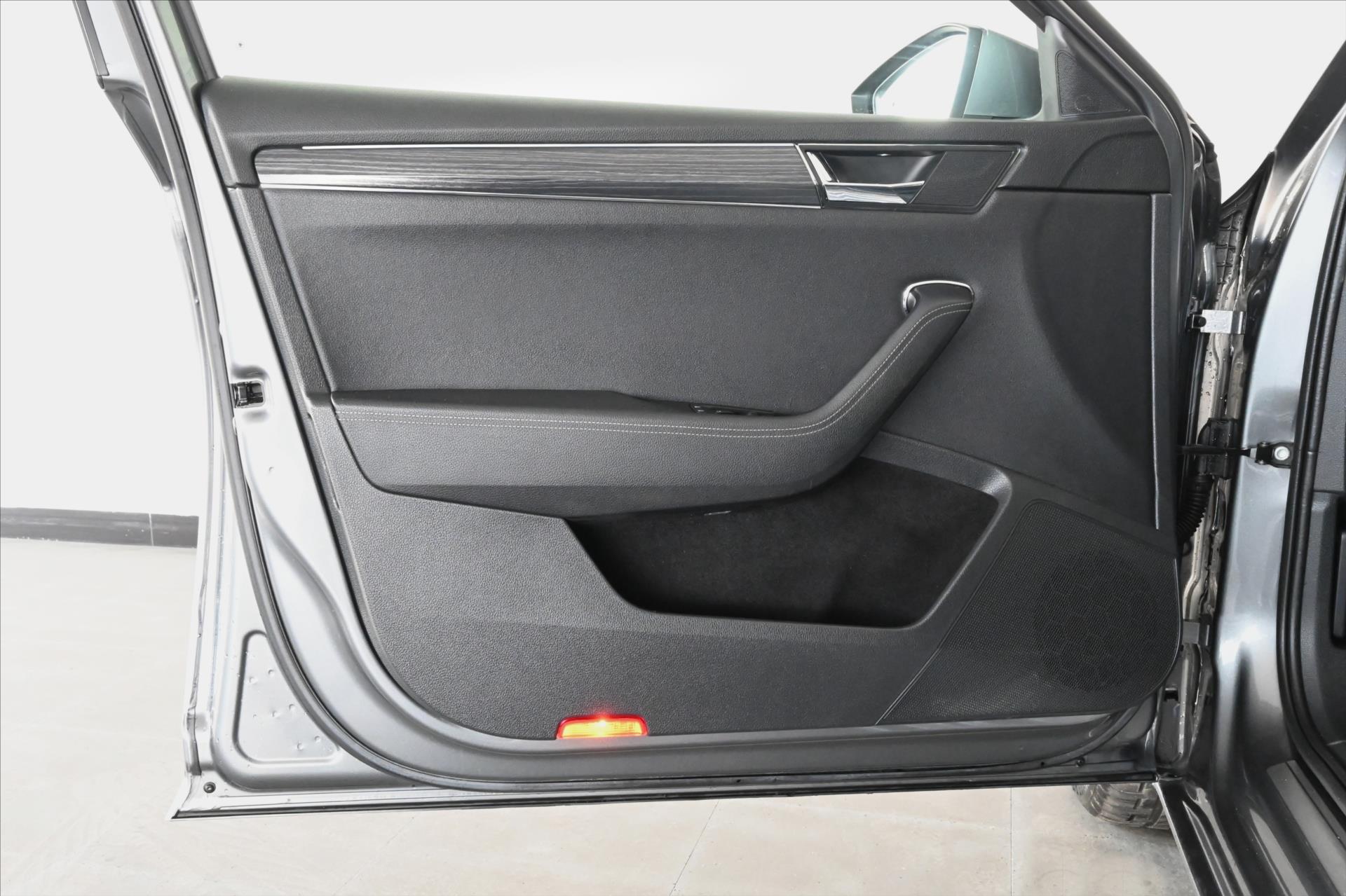 Main photo of the car Skoda Superb 2.0 TDI 110 kW DSG Style Warranty up to 5 years (27)