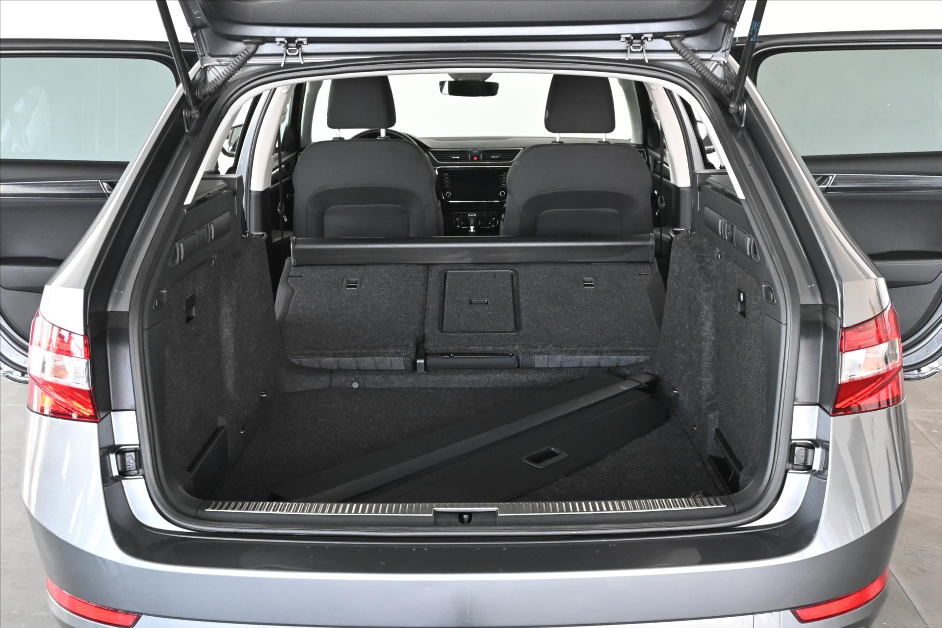 Main photo of the car Skoda Superb 2.0 TDI 110 kW DSG Style Warranty up to 5 years (8)