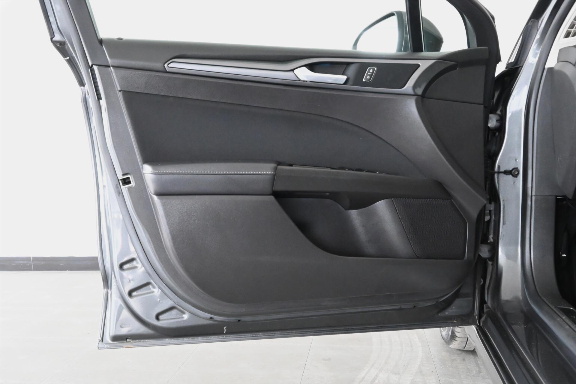 Hlavní fotografie vozu Ford Mondeo 2,0 EcoBlue 140 kW TITANIUM AT8 Záruka až 5 let (26)