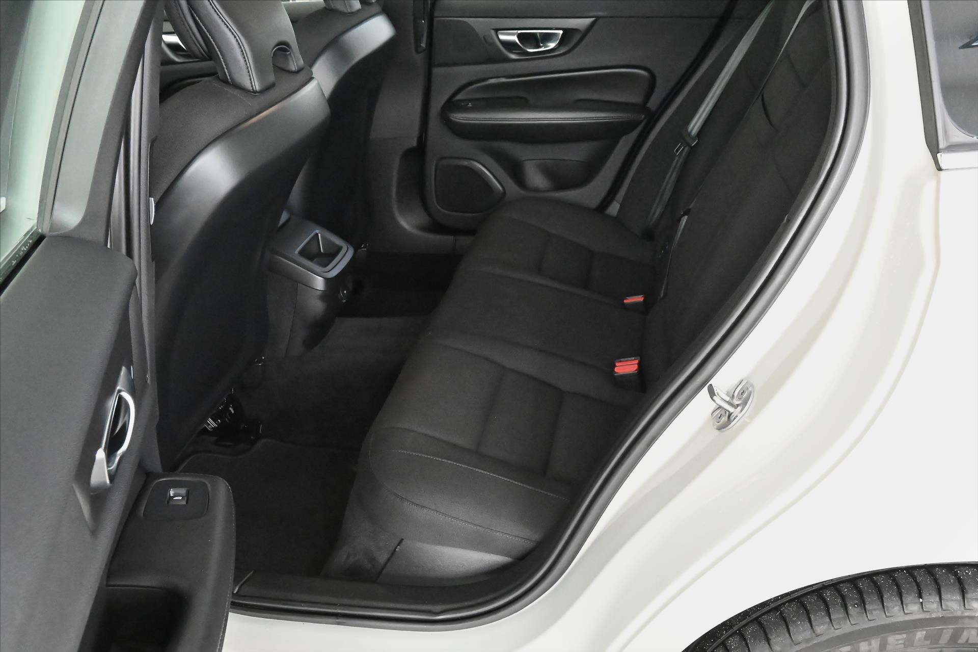 Hlavní fotografie vozu Volvo V60 2,0 B4 MHEV 145 kW AT8 Momentum Záruka až 5 let (11)