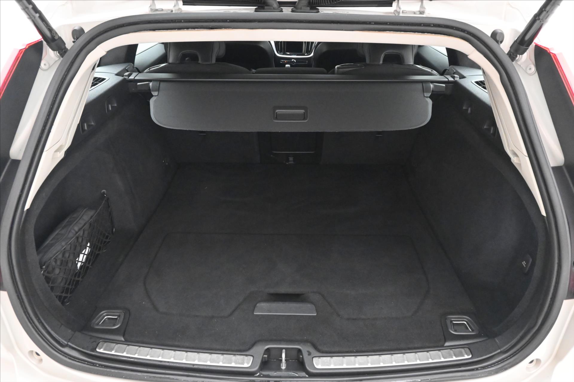 Hlavní fotografie vozu Volvo V60 2,0 B4 MHEV 145 kW AT8 Momentum Záruka až 5 let (10)