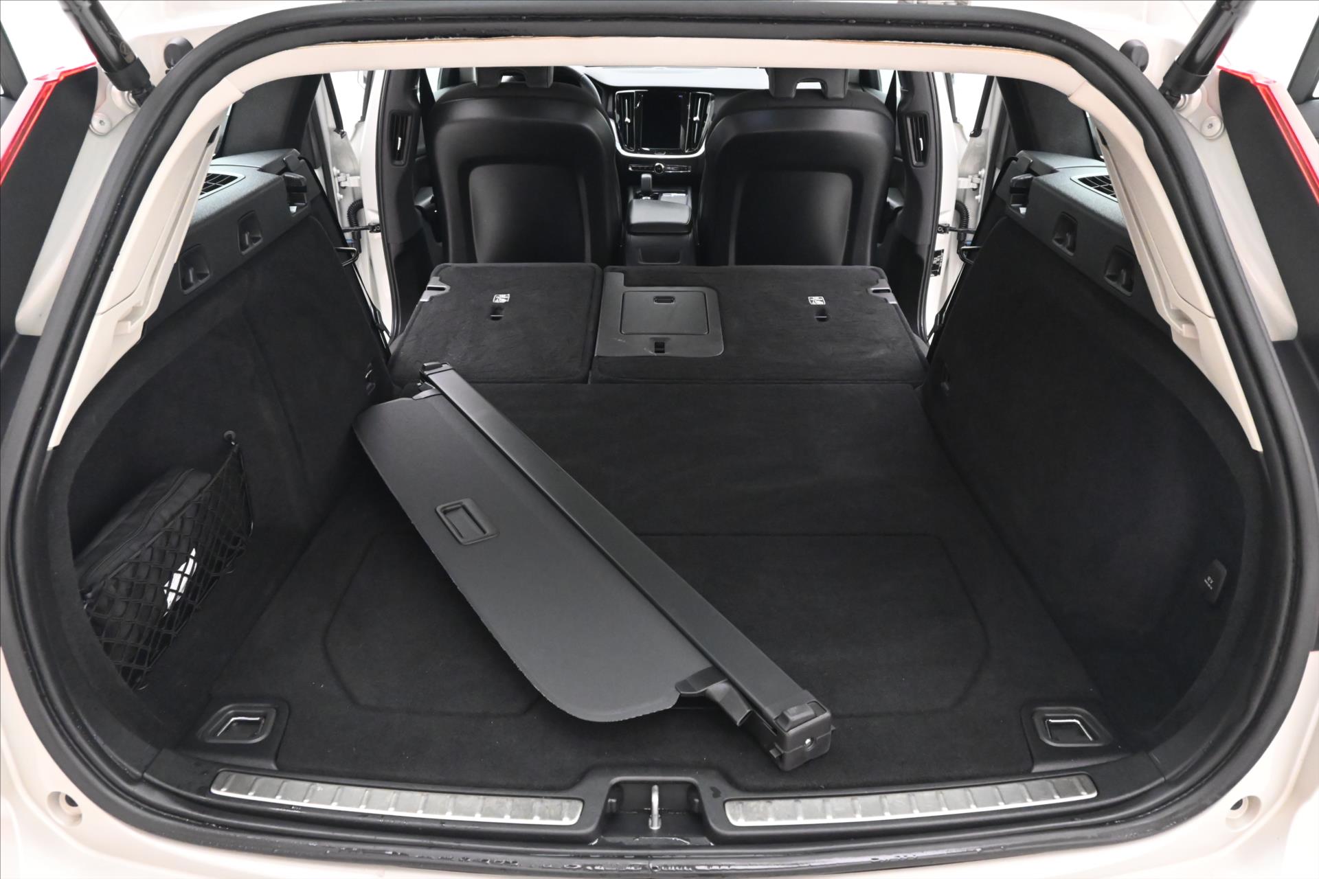 Hlavní fotografie vozu Volvo V60 2,0 B4 MHEV 145 kW AT8 Momentum Záruka až 5 let (11)