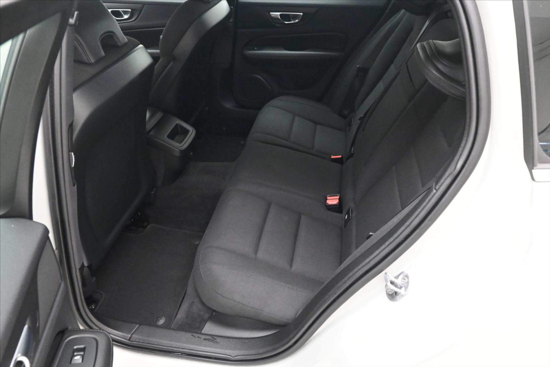Hlavní fotografie vozu Volvo V60 2,0 B4 MHEV 145 kW AT8 Momentum Záruka až 5 let (14)