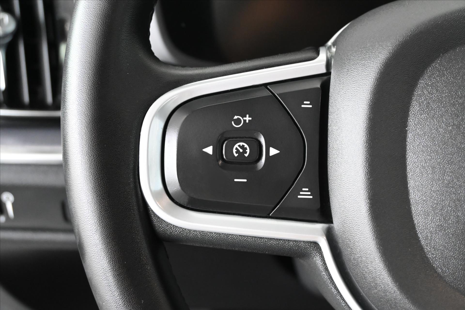 Hlavní fotografie vozu Volvo V60 2,0 B4 MHEV 145 kW AT8 Momentum Záruka až 5 let (18)