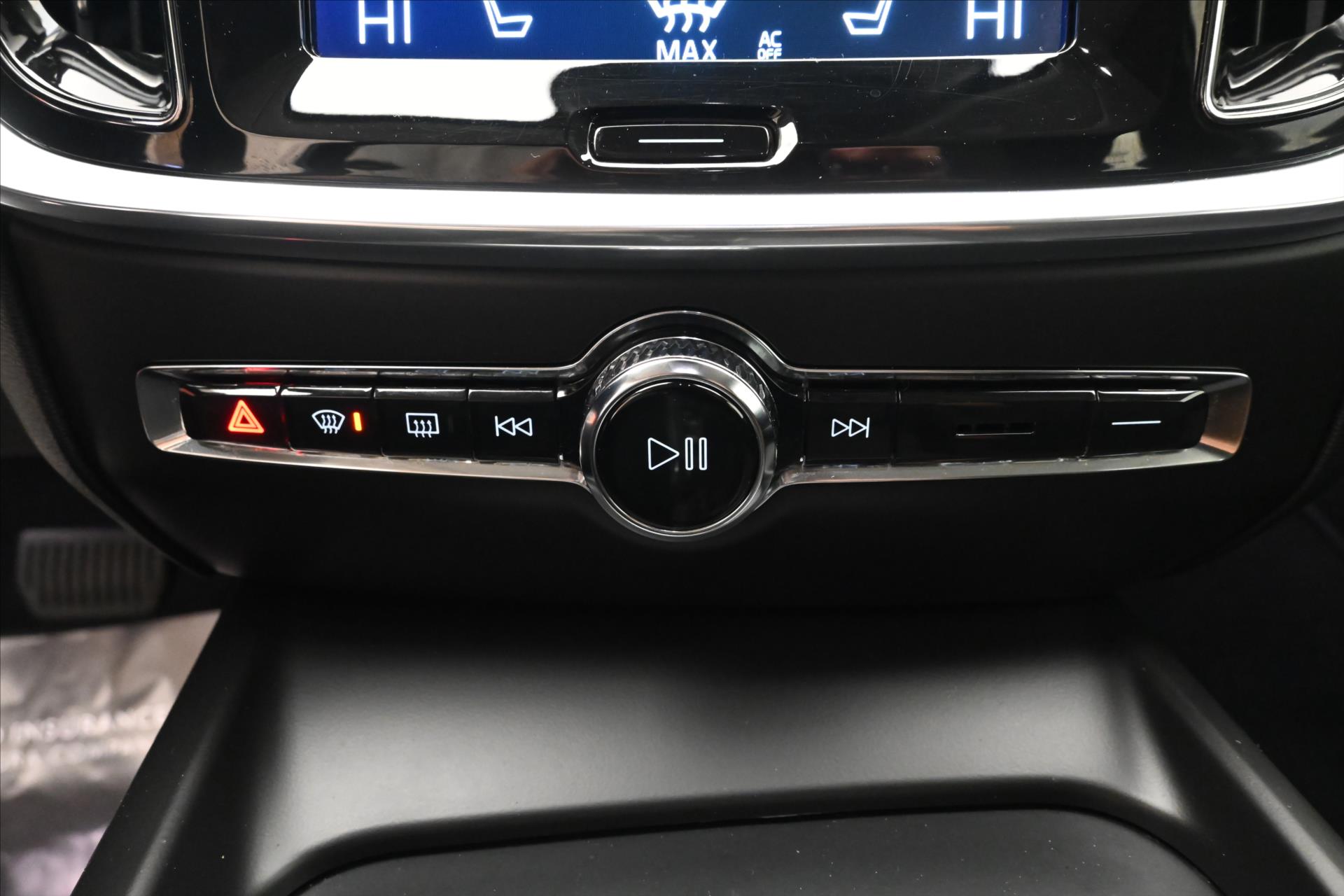 Hlavní fotografie vozu Volvo V60 2,0 B4 MHEV 145 kW AT8 Momentum Záruka až 5 let (19)