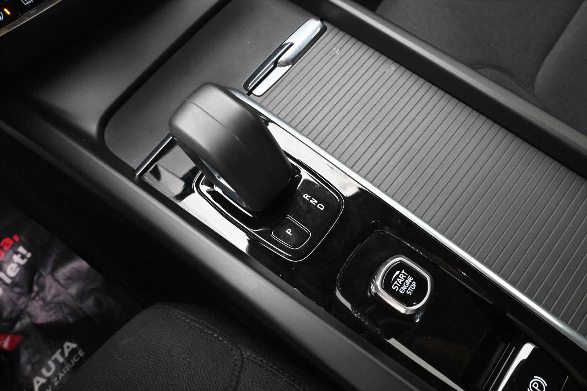 Hlavní fotografie vozu Volvo V60 2,0 B4 MHEV 145 kW AT8 Momentum Záruka až 5 let (20)