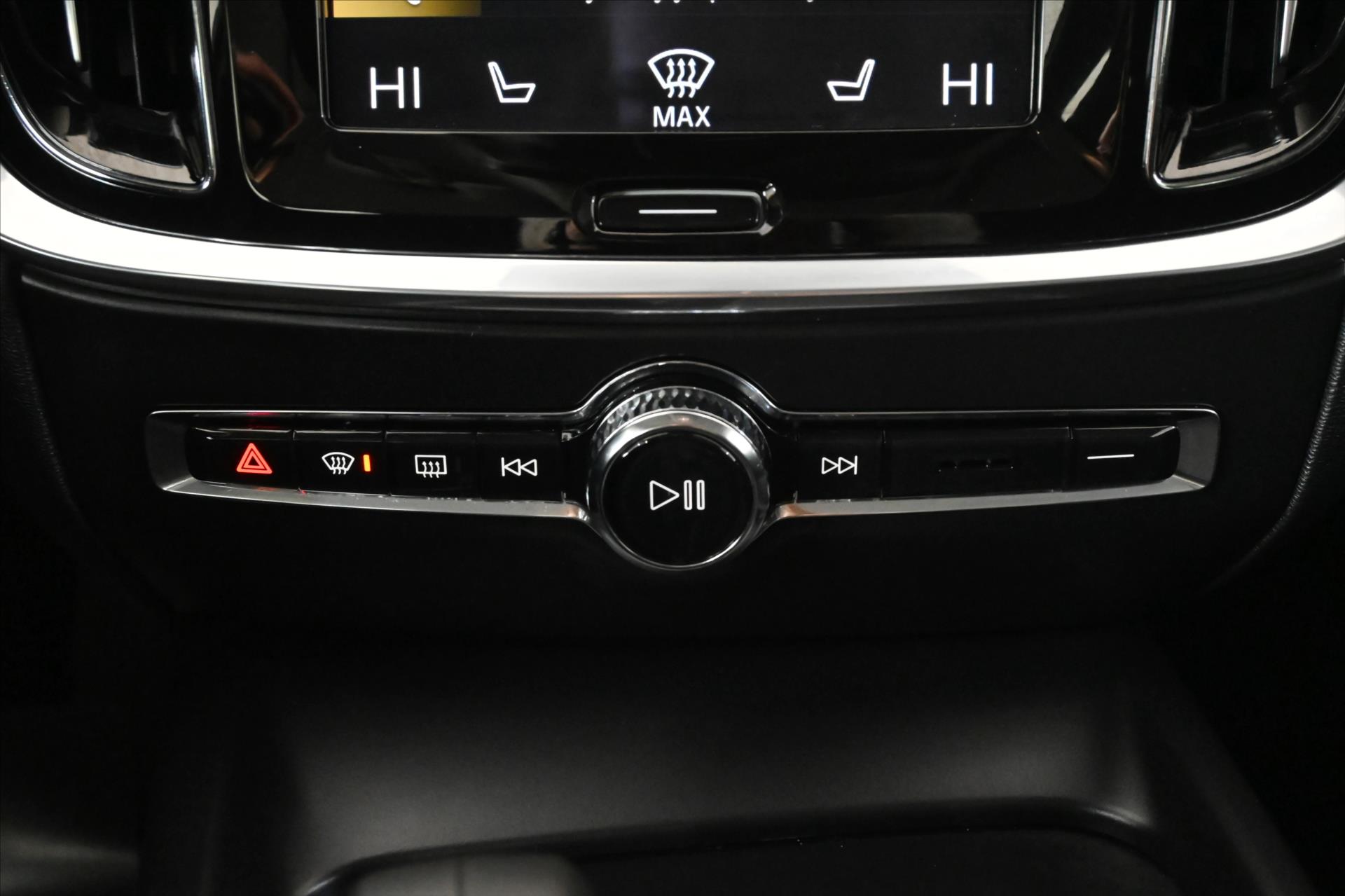 Hlavní fotografie vozu Volvo V60 2,0 B4 MHEV 145 kW AT8 Momentum Záruka až 5 let (22)