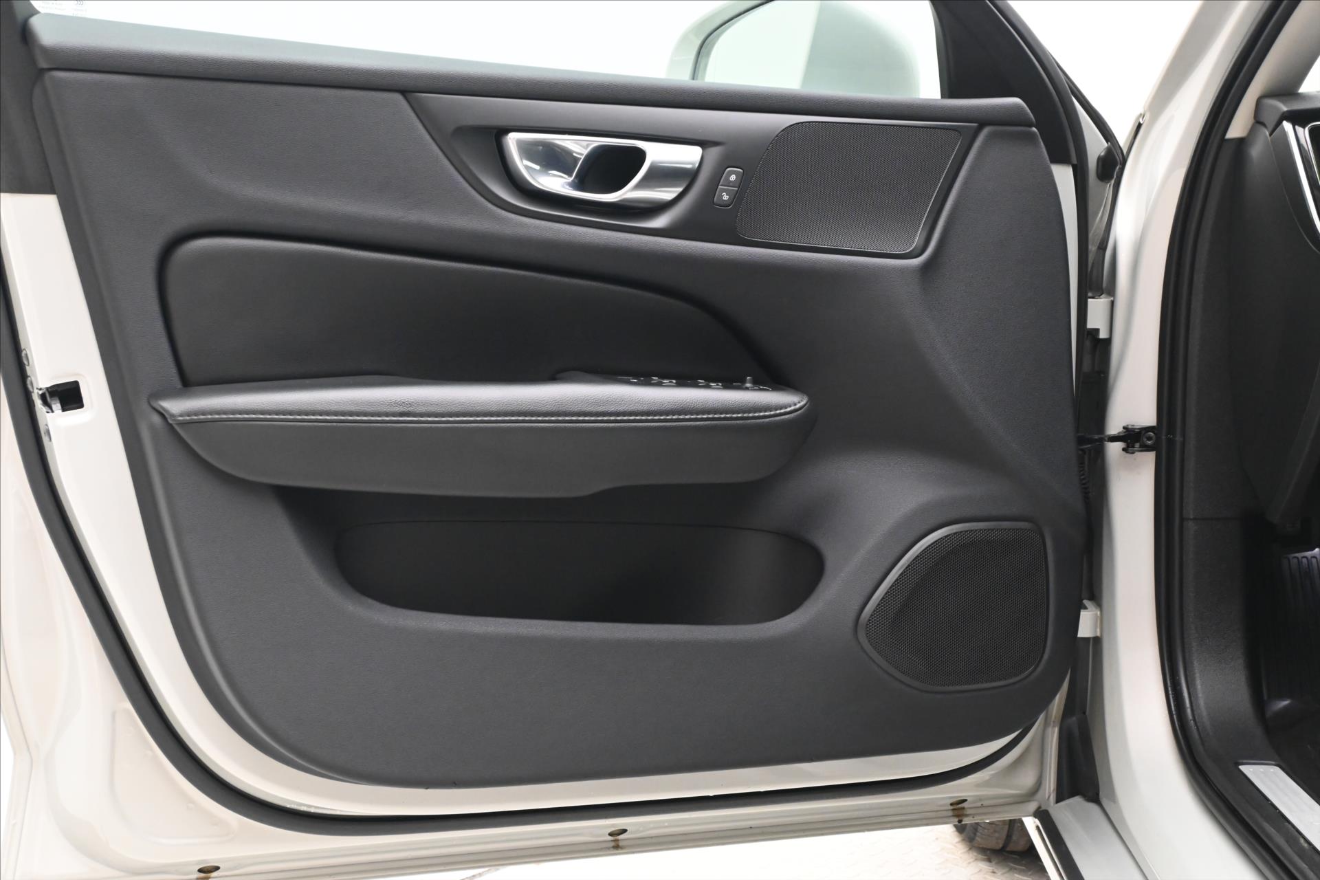 Hlavní fotografie vozu Volvo V60 2,0 B4 MHEV 145 kW AT8 Momentum Záruka až 5 let (21)