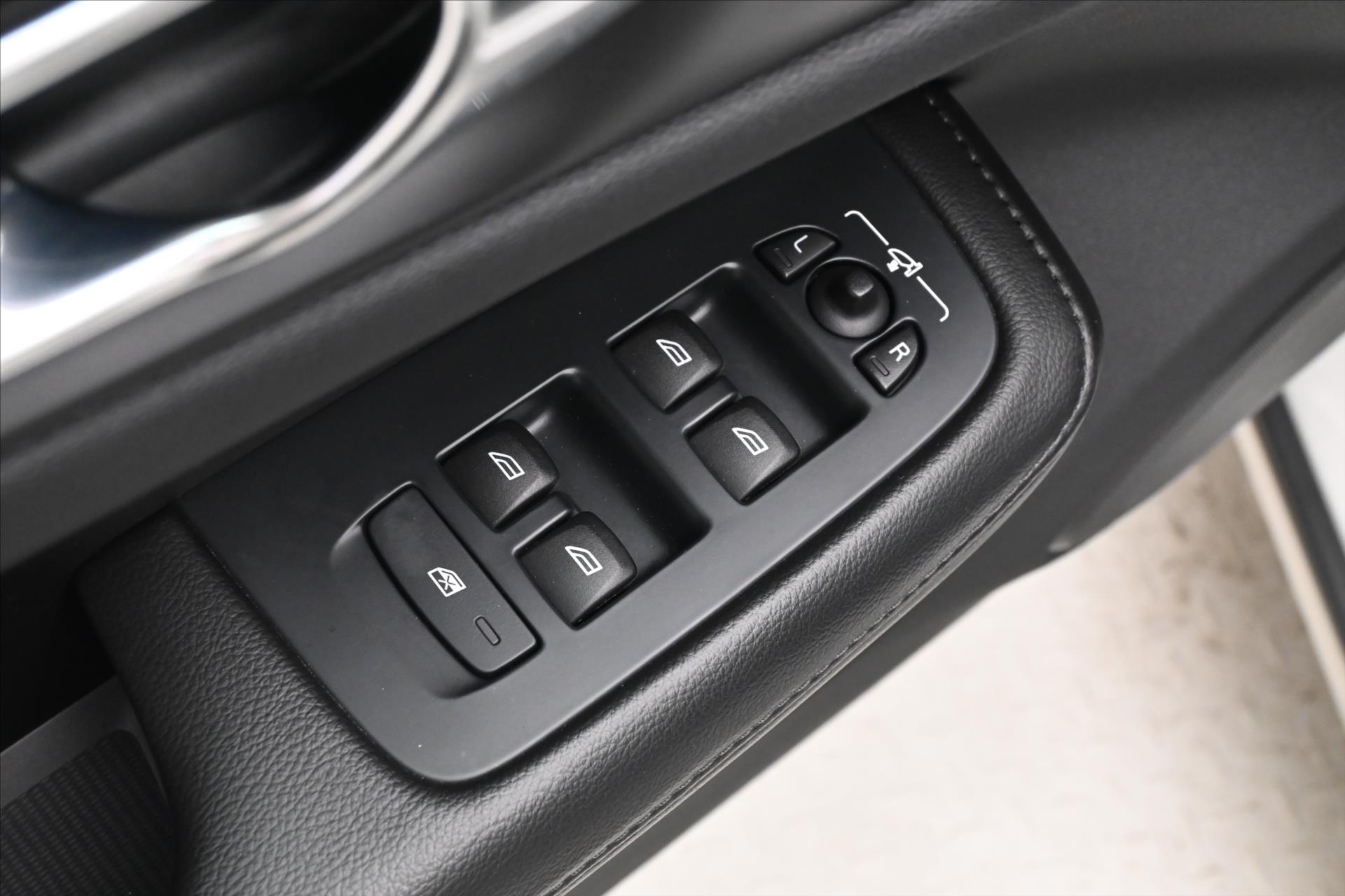 Hlavní fotografie vozu Volvo V60 2,0 B4 MHEV 145 kW AT8 Momentum Záruka až 5 let (22)