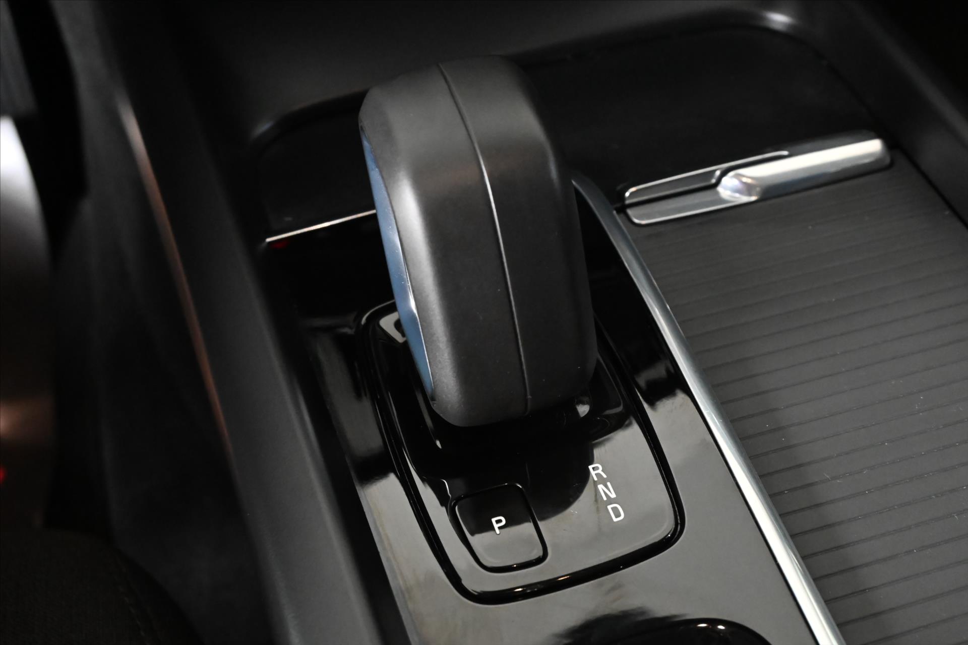 Hlavní fotografie vozu Volvo V60 2,0 B4 MHEV 145 kW AT8 Momentum Záruka až 5 let (23)