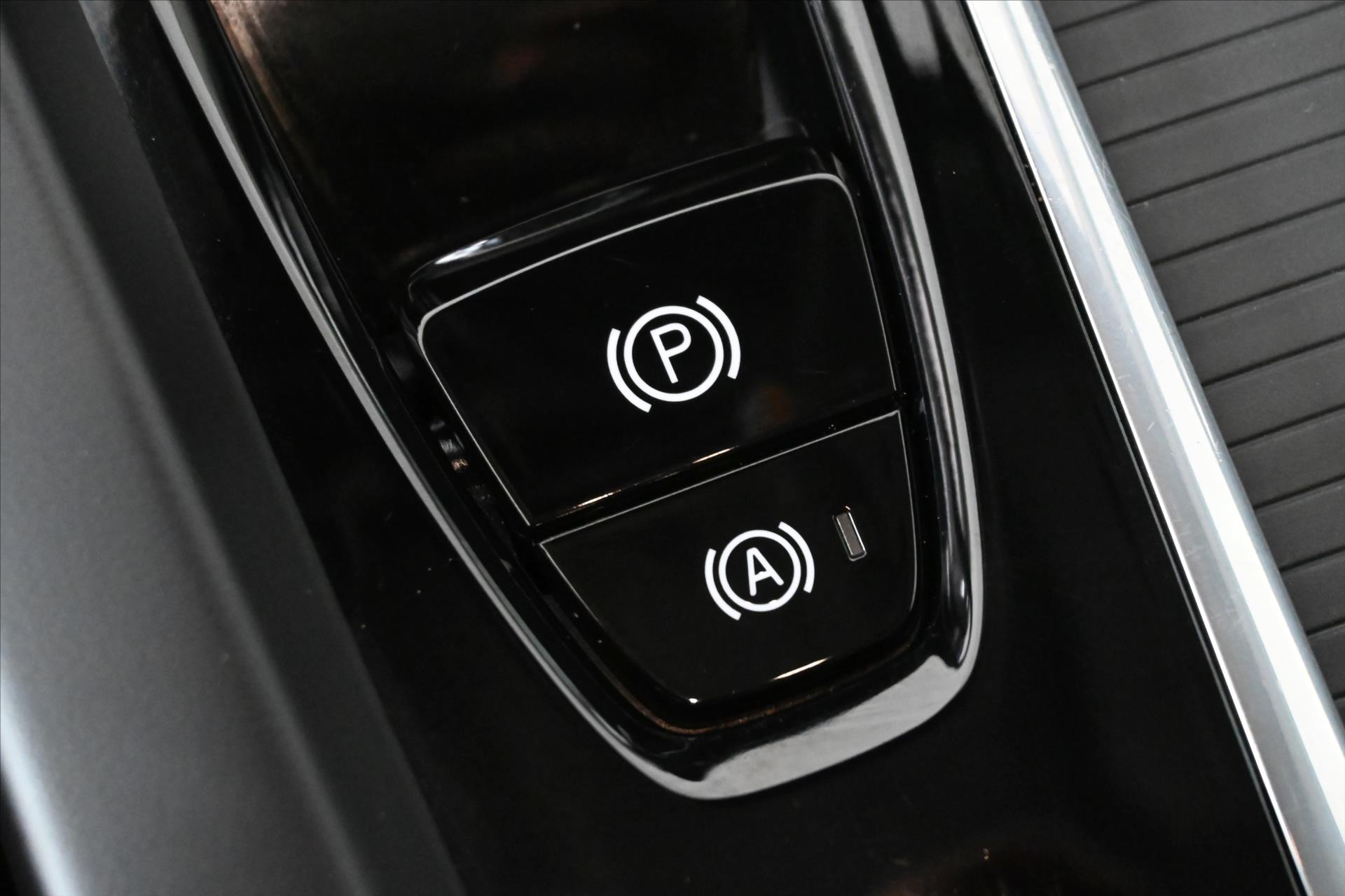 Hlavní fotografie vozu Volvo V60 2,0 B4 MHEV 145 kW AT8 Momentum Záruka až 5 let (24)