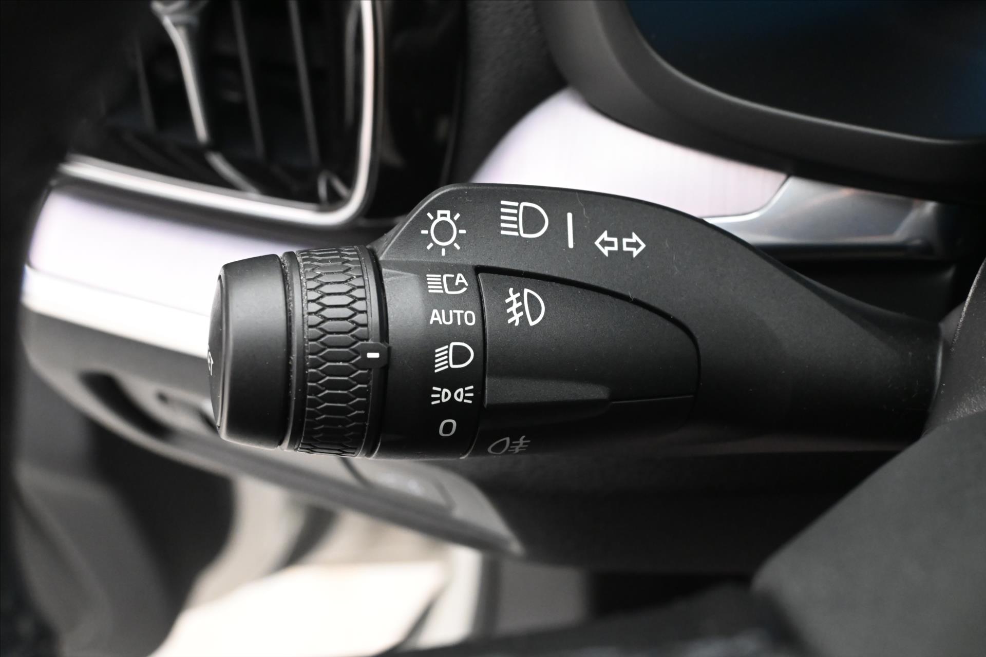 Hlavní fotografie vozu Volvo V60 2,0 B4 MHEV 145 kW AT8 Momentum Záruka až 5 let (23)