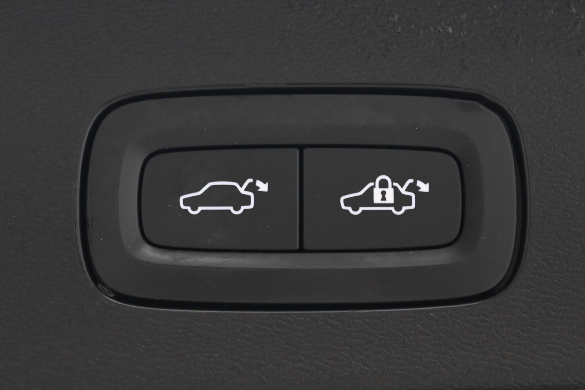Hlavní fotografie vozu Volvo V60 2,0 B4 MHEV 145 kW AT8 Momentum Záruka až 5 let (24)