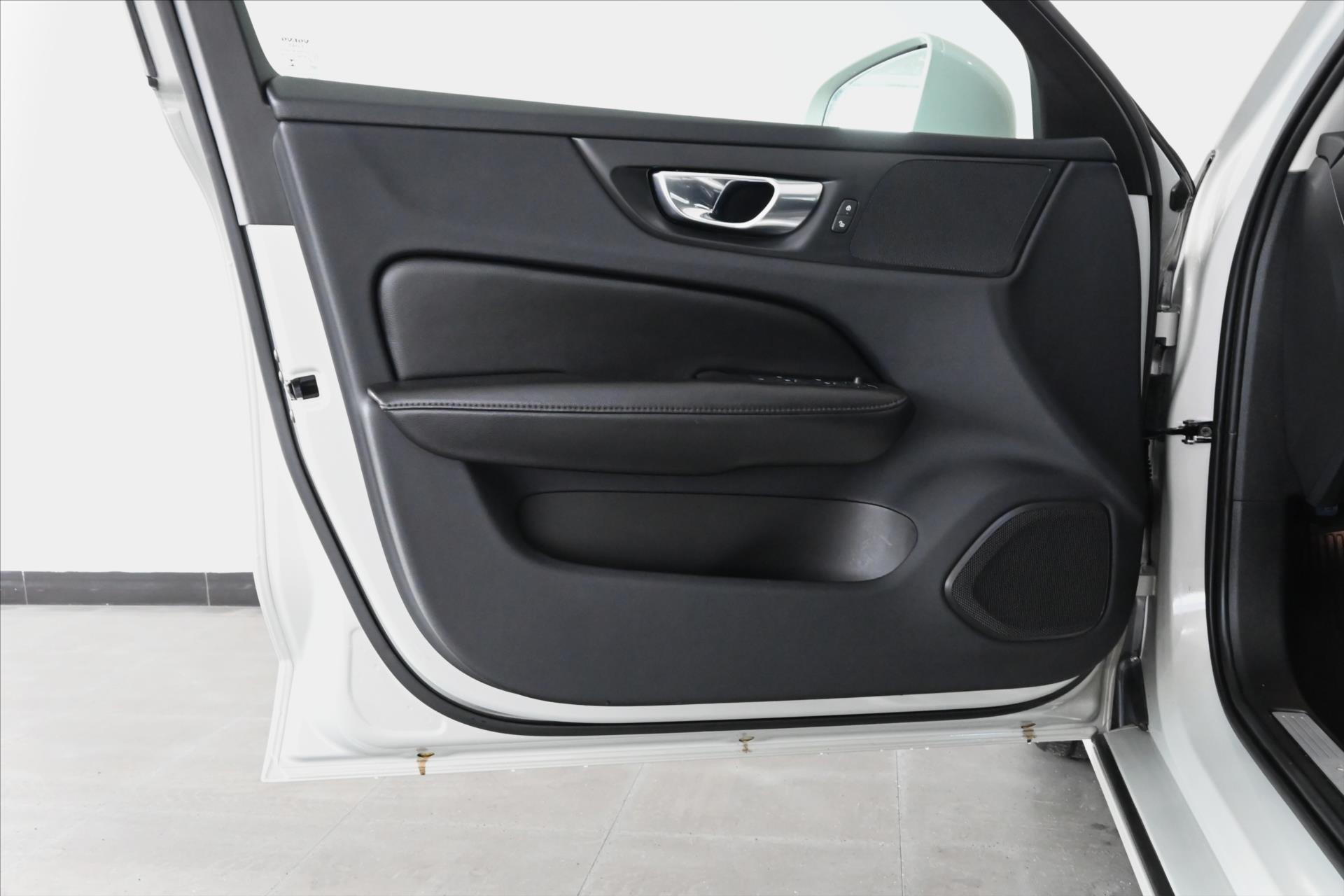 Hlavní fotografie vozu Volvo V60 2,0 B4 MHEV 145 kW AT8 Momentum Záruka až 5 let (25)