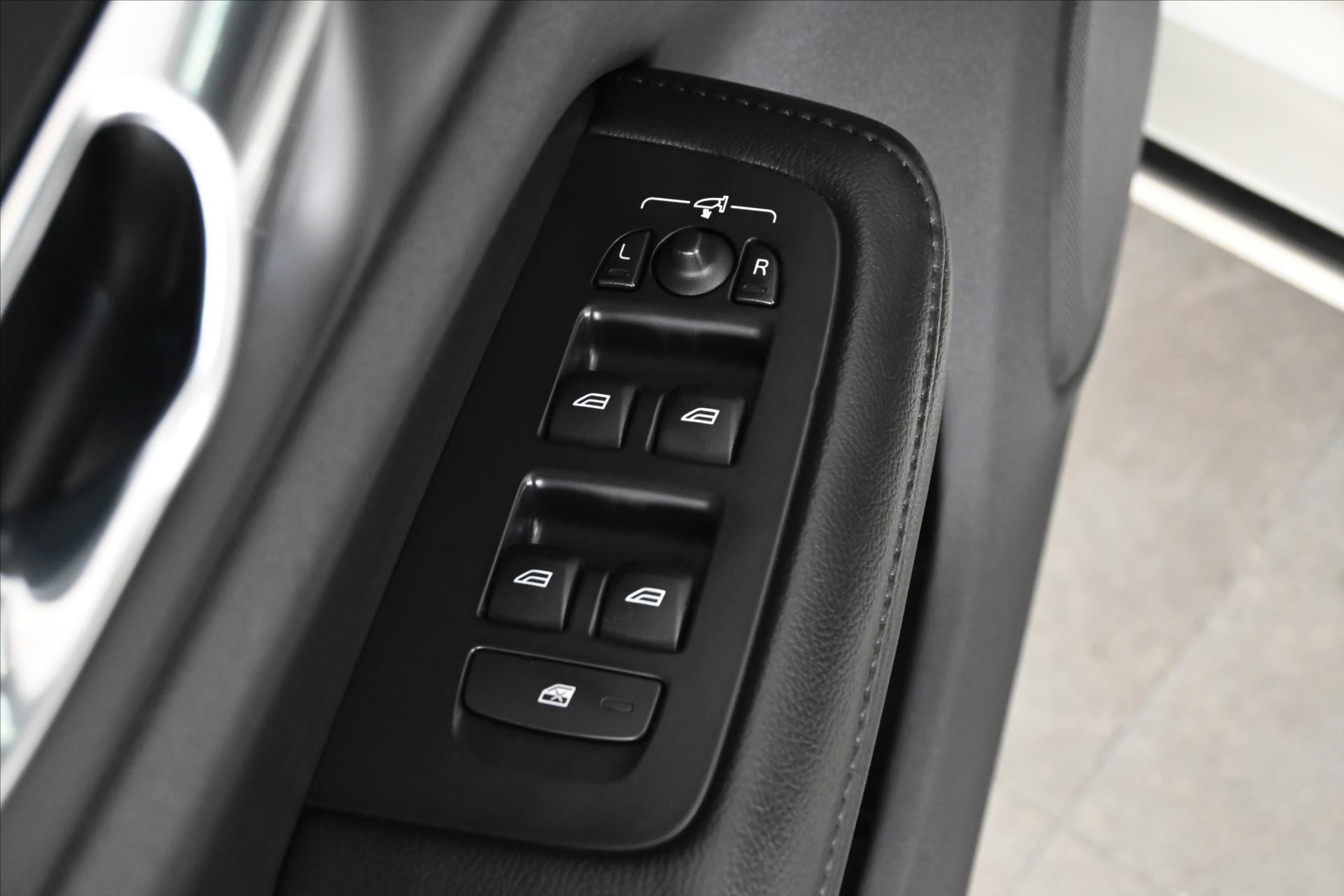 Hlavní fotografie vozu Volvo V60 2,0 B4 MHEV 145 kW AT8 Momentum Záruka až 5 let (26)