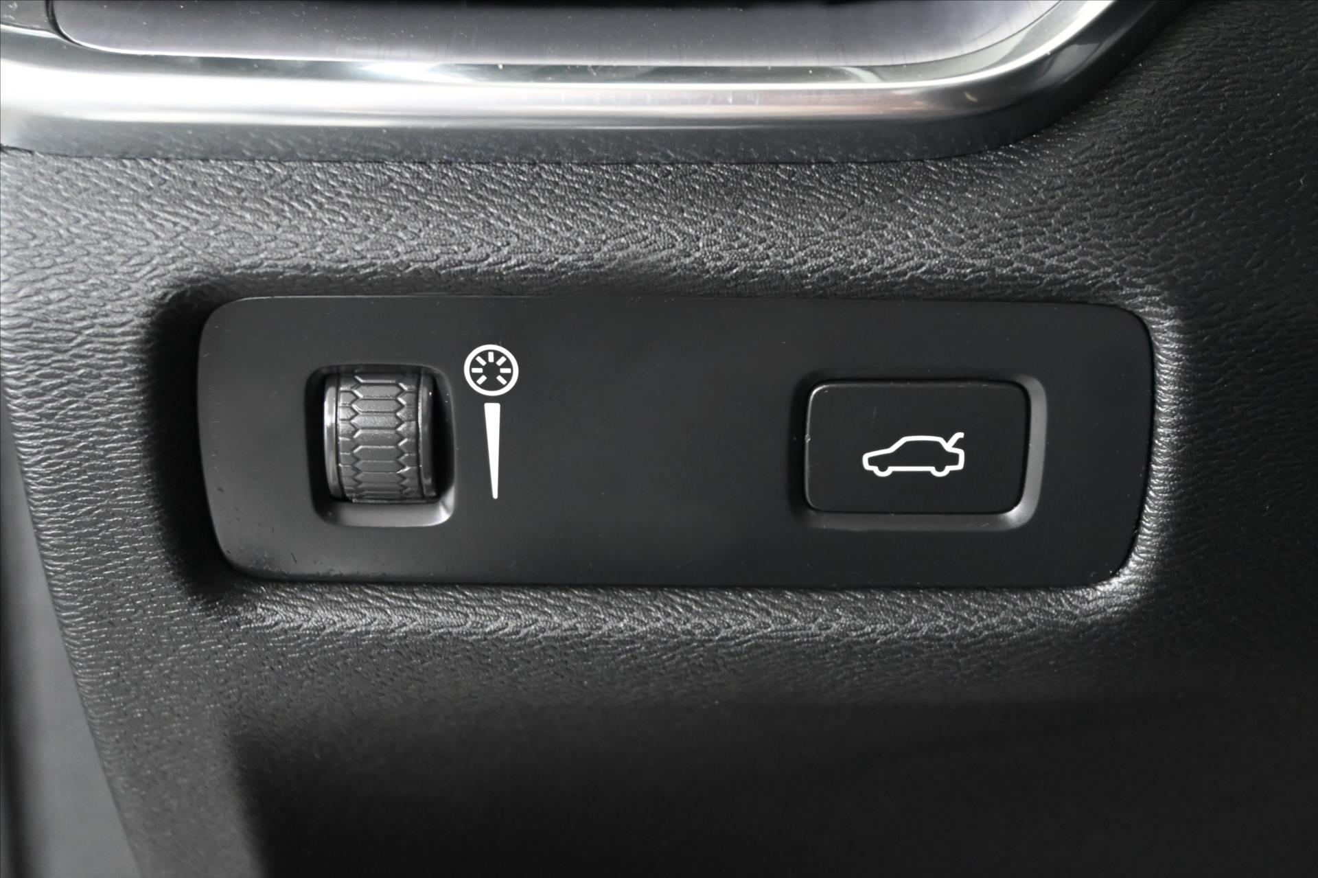 Hlavní fotografie vozu Volvo V60 2,0 B4 MHEV 145 kW AT8 Momentum Záruka až 5 let (27)