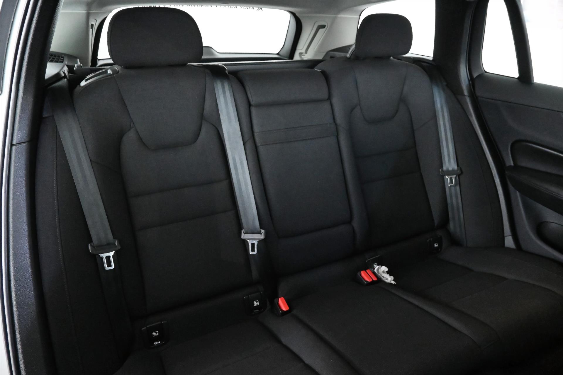 Hlavní fotografie vozu Volvo V60 2,0 B4 MHEV 145 kW AT8 Momentum Záruka až 5 let (28)