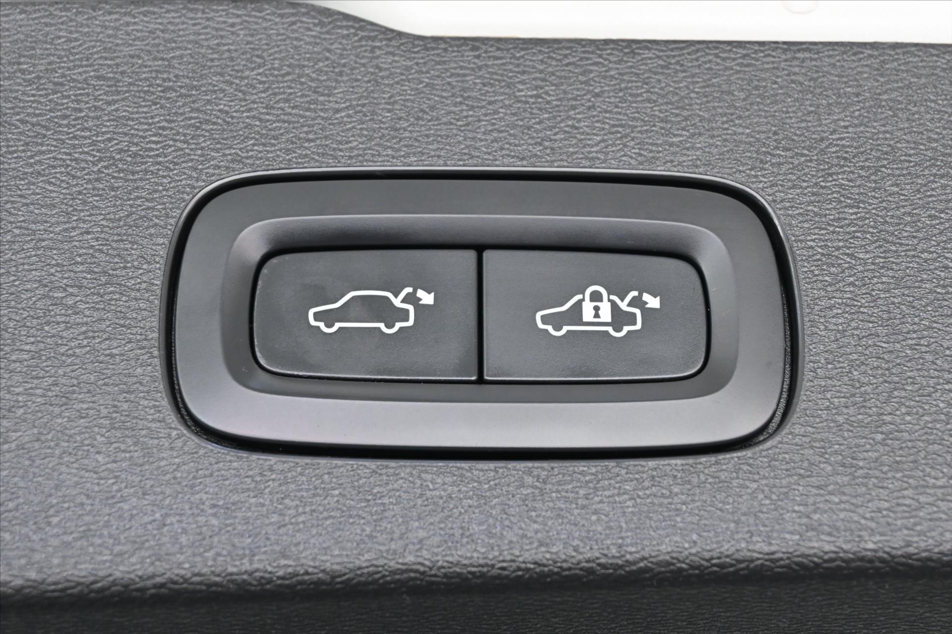 Hlavní fotografie vozu Volvo V60 2,0 B4 MHEV 145 kW AT8 Momentum Záruka až 5 let (29)