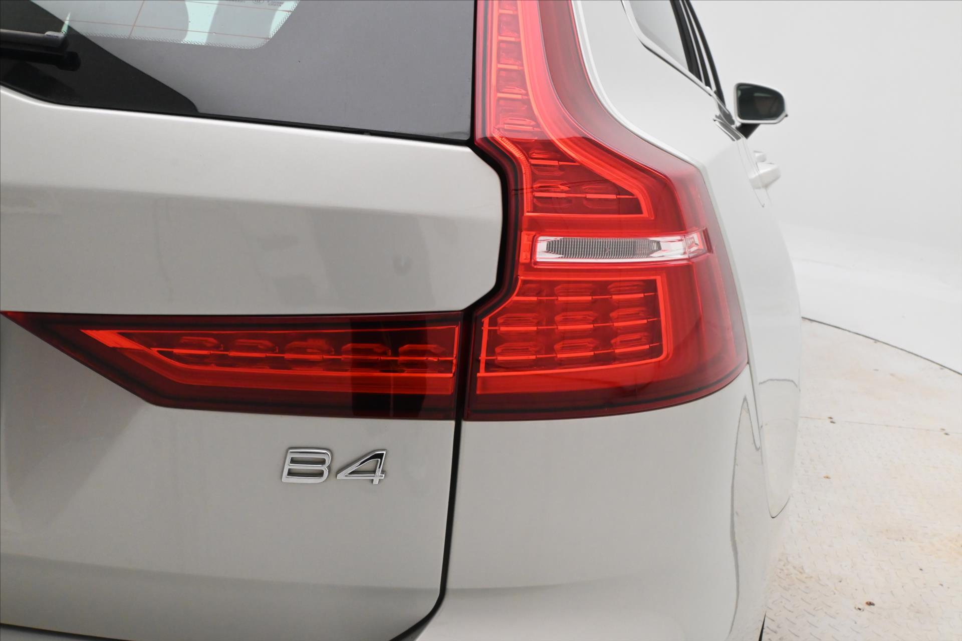 Hlavní fotografie vozu Volvo V60 2,0 B4 MHEV 145 kW AT8 Momentum Záruka až 5 let (28)