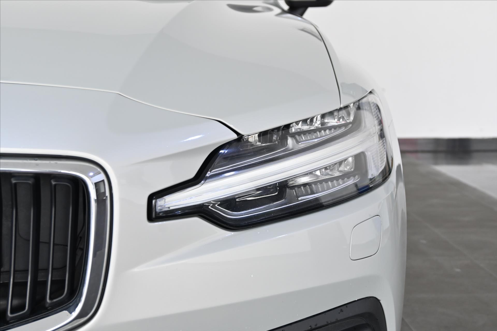 Hlavní fotografie vozu Volvo V60 2,0 B4 MHEV 145 kW AT8 Momentum Záruka až 5 let (31)