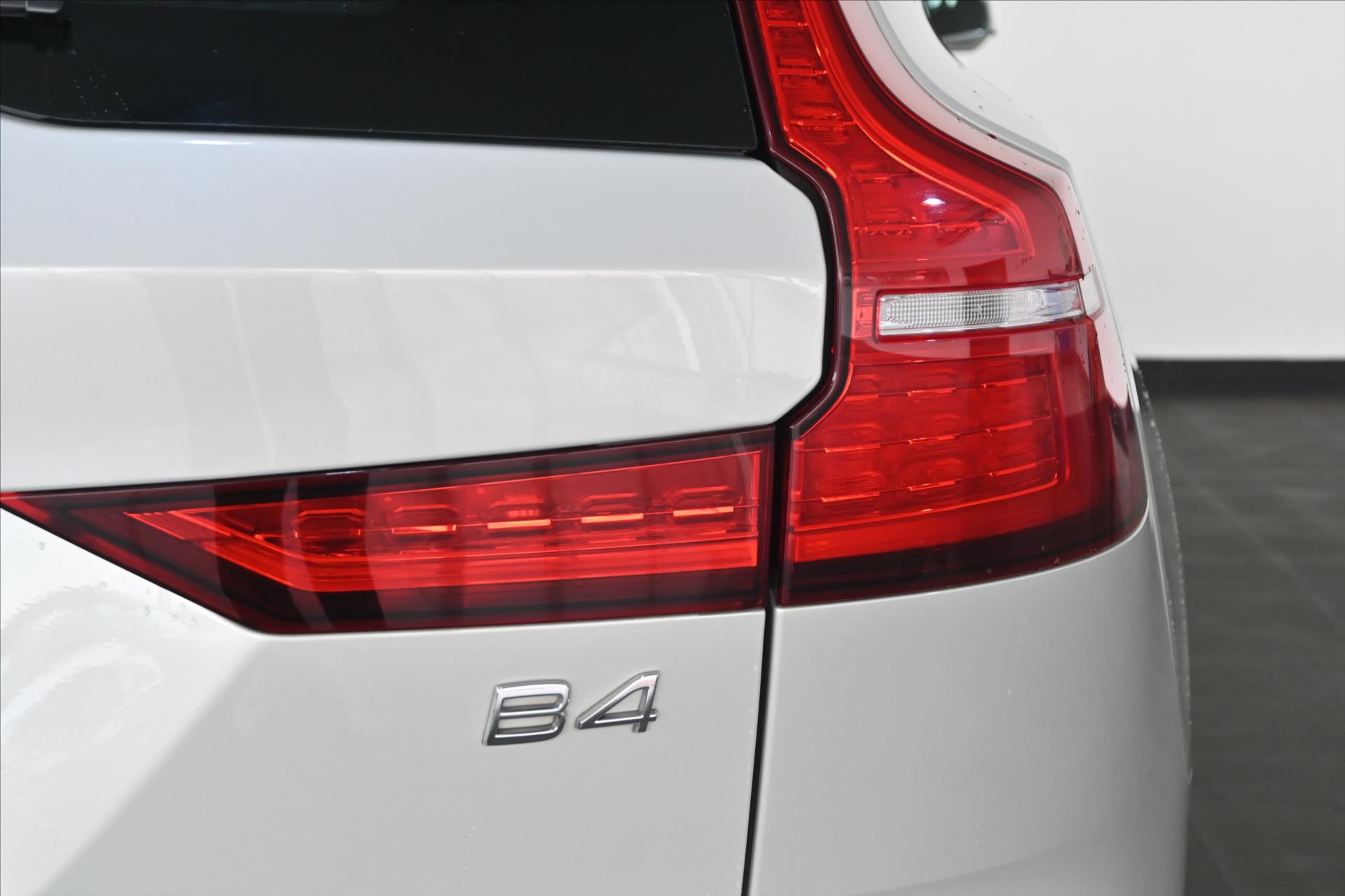 Hlavní fotografie vozu Volvo V60 2,0 B4 MHEV 145 kW AT8 Momentum Záruka až 5 let (32)