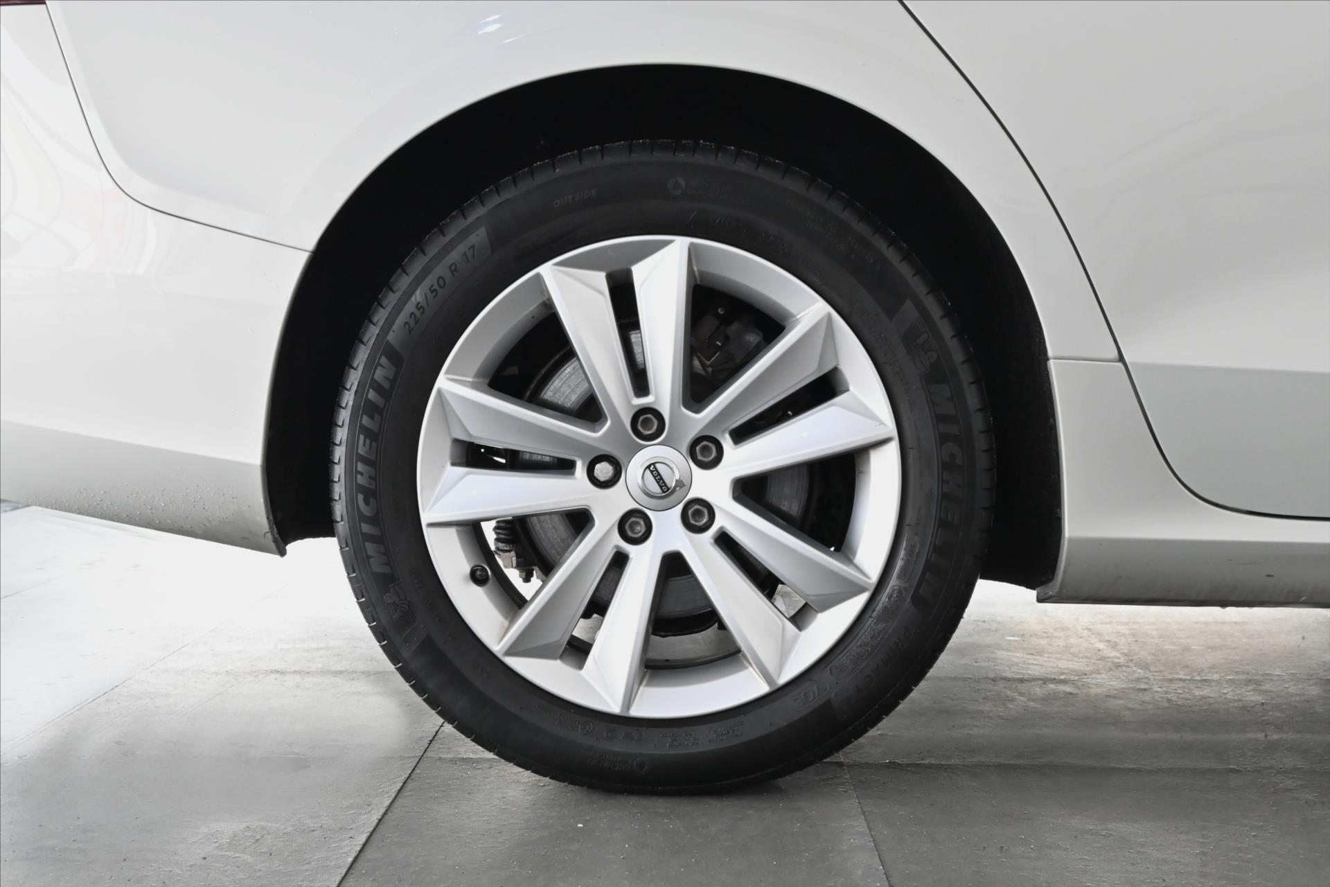 Hlavní fotografie vozu Volvo V60 2,0 B4 MHEV 145 kW AT8 Momentum Záruka až 5 let (33)