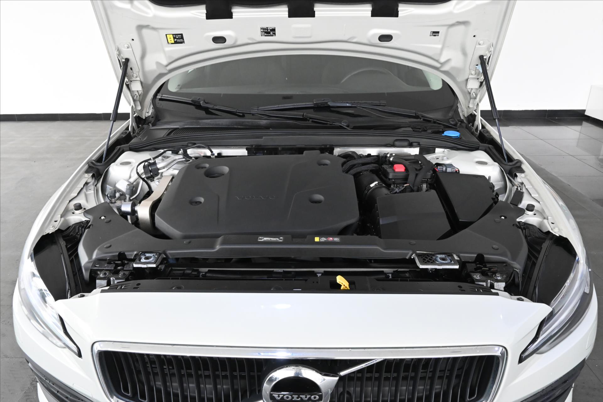 Hlavní fotografie vozu Volvo V60 2,0 B4 MHEV 145 kW AT8 Momentum Záruka až 5 let (6)