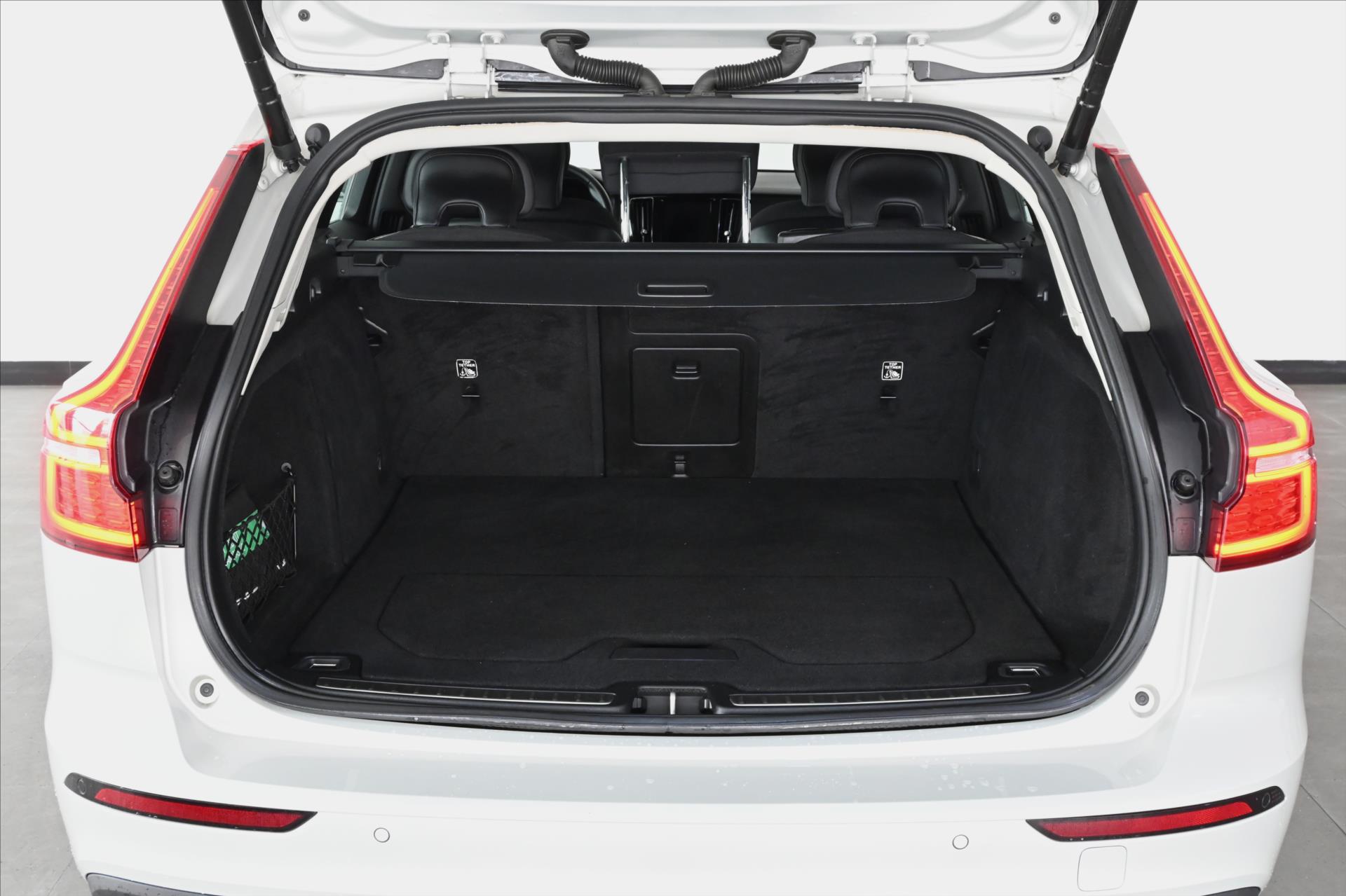 Hlavní fotografie vozu Volvo V60 2,0 B4 MHEV 145 kW AT8 Momentum Záruka až 5 let (7)