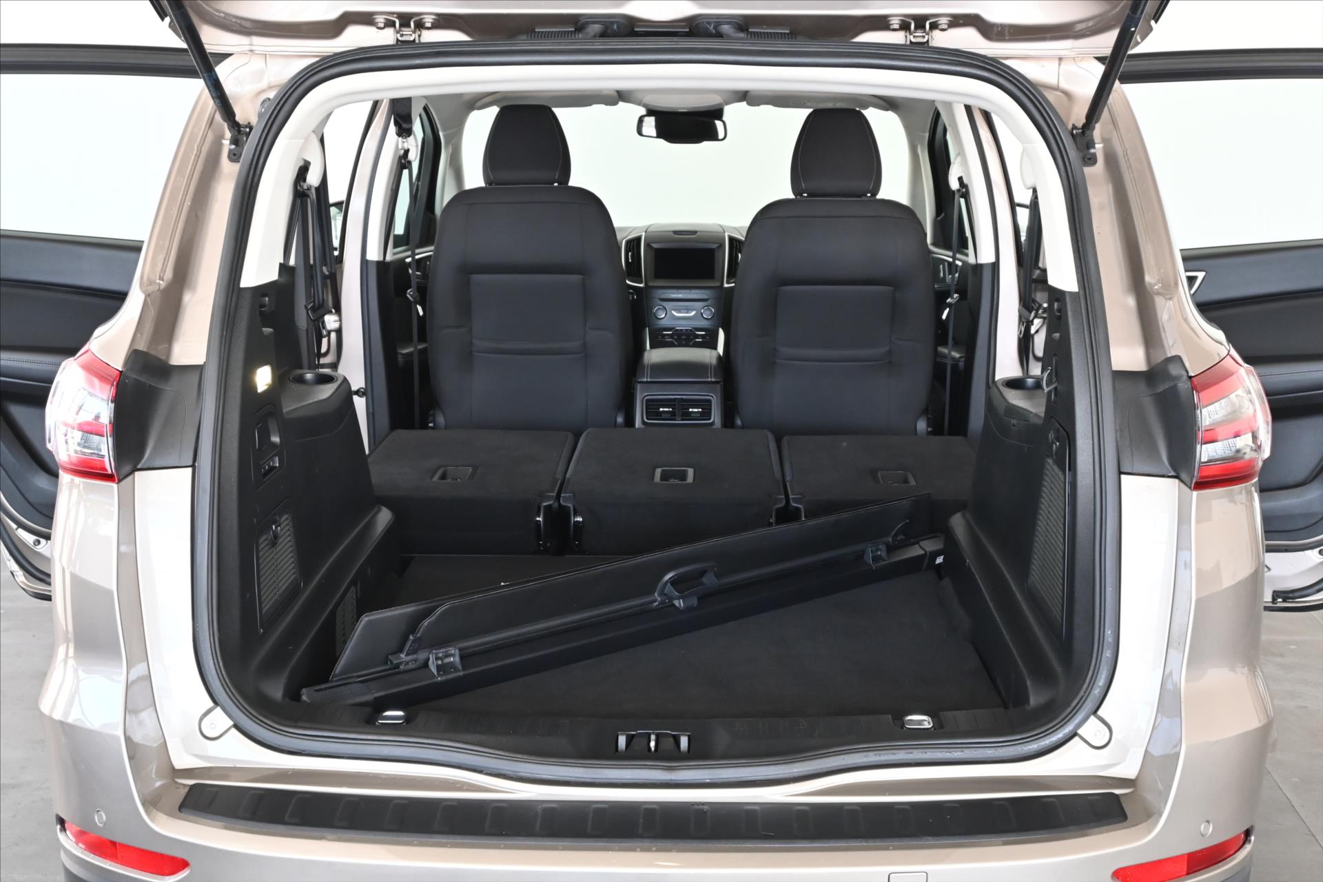 Hlavní fotografie vozu Ford S-MAX 2,0 EcoBlue 110 kW AT8 Záruka až 5 let (8)