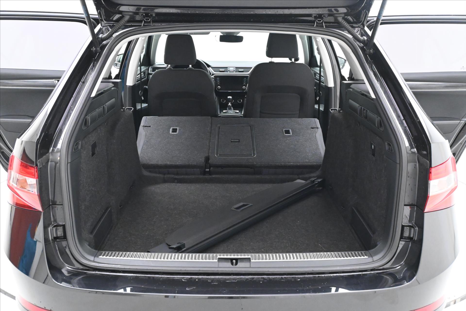 Hlavní fotografie vozu Škoda Superb 2,0 TDi 110kW *Style*DSG* Záruka až 5 let (11)