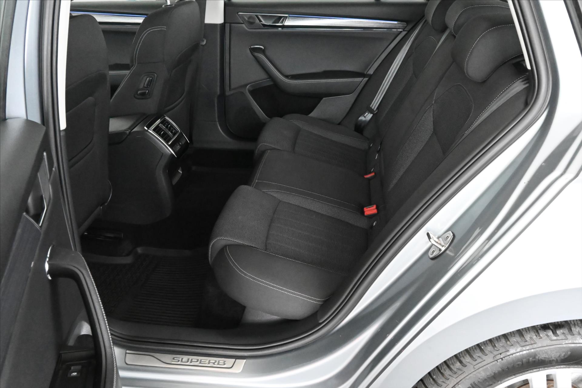 Hlavní fotografie vozu Škoda Superb 2,0 TDI 110 kW DSG Business Executive Záruka až 5 let (11)