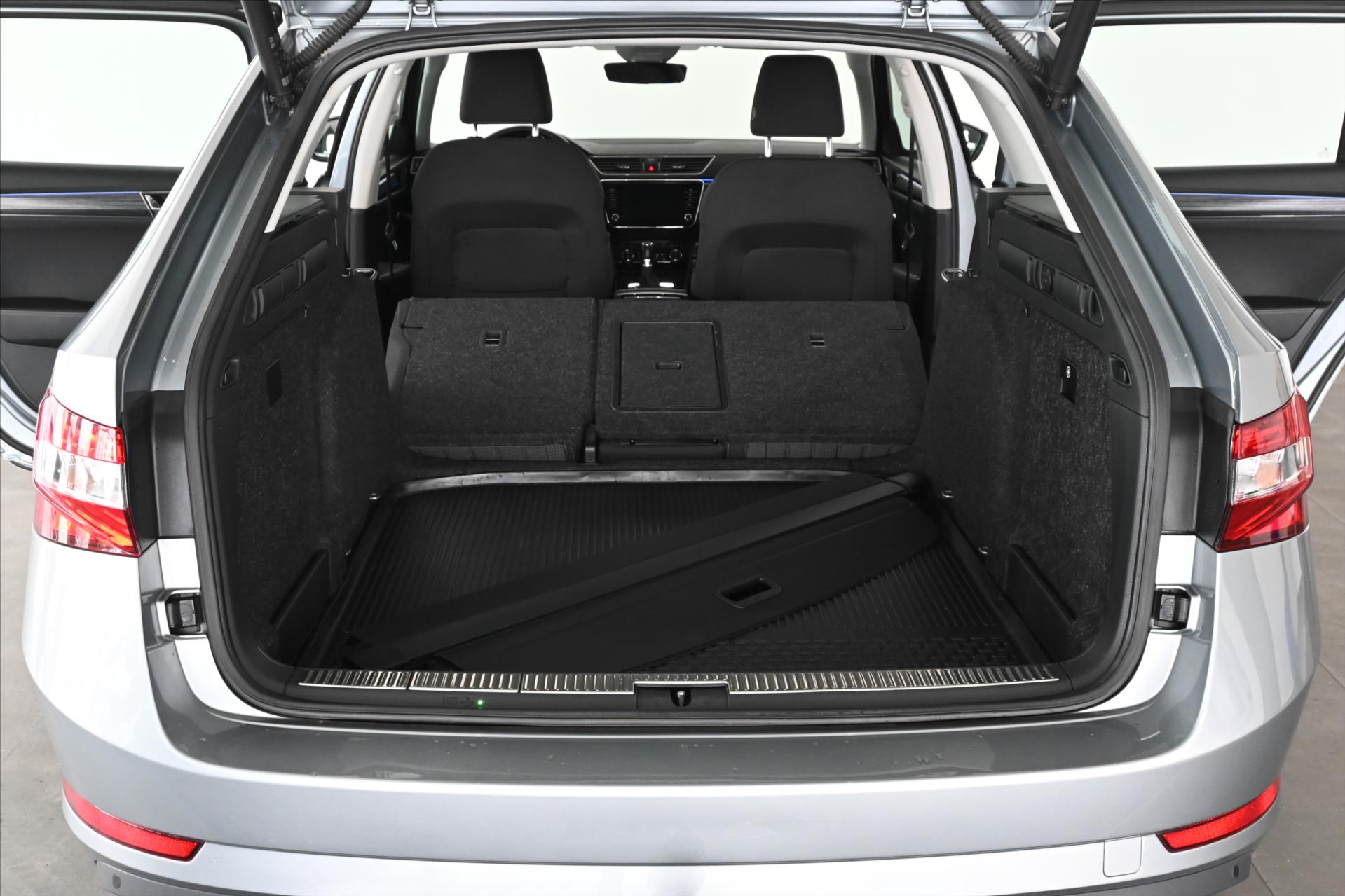 Hlavní fotografie vozu Škoda Superb 2,0 TDI 110 kW DSG Business Executive Záruka až 5 let (8)