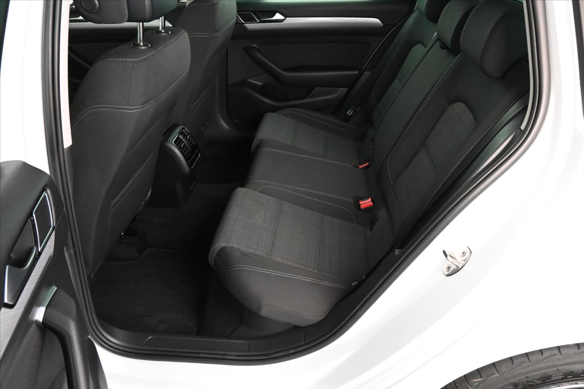 Hlavní fotografie vozu Volkswagen Passat 2,0 TDI 110 kW DSG Business Záruka až 5 let (11)