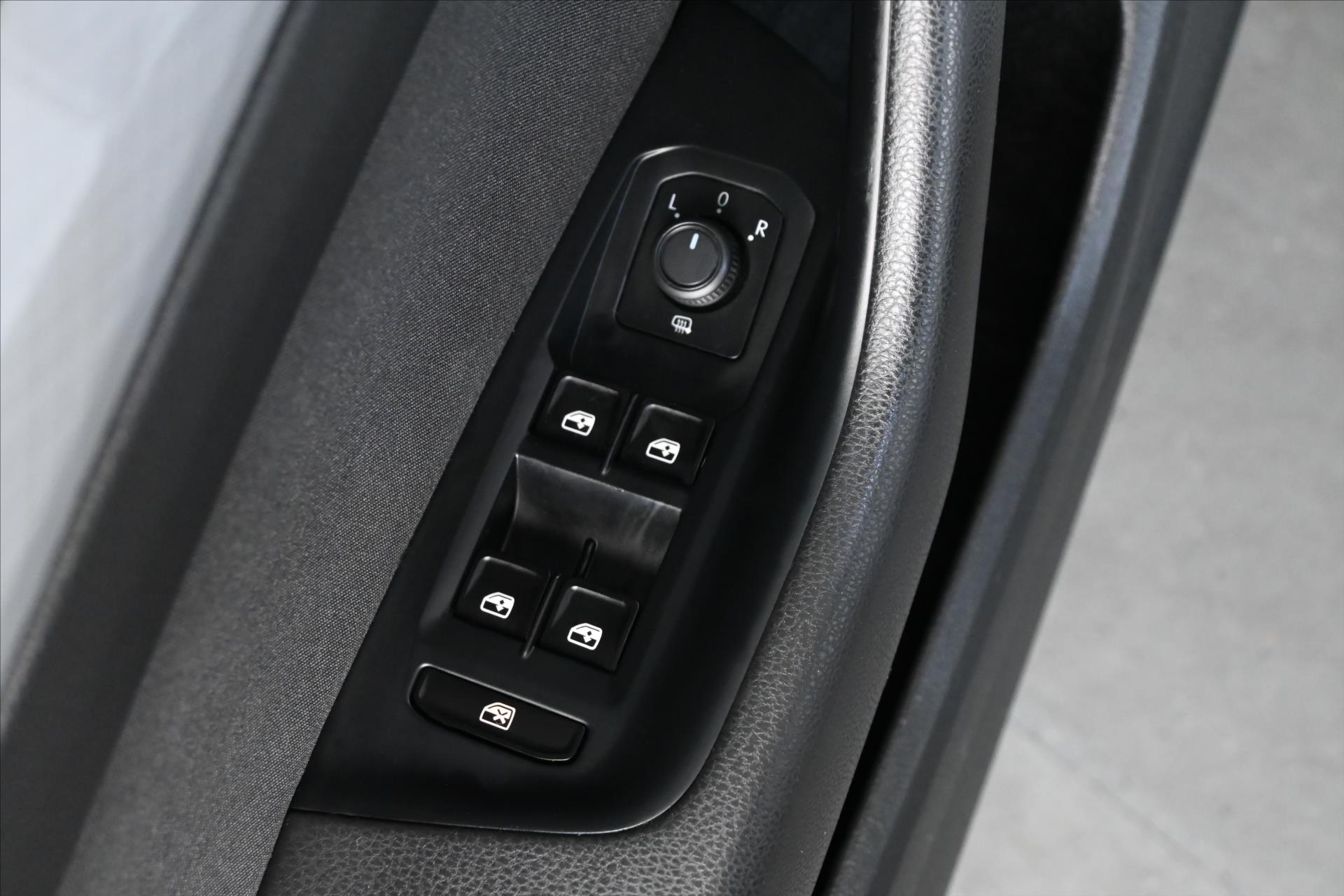 Hlavní fotografie vozu Volkswagen Passat 2,0 TDI 110 kW DSG Business Záruka až 5 let (28)